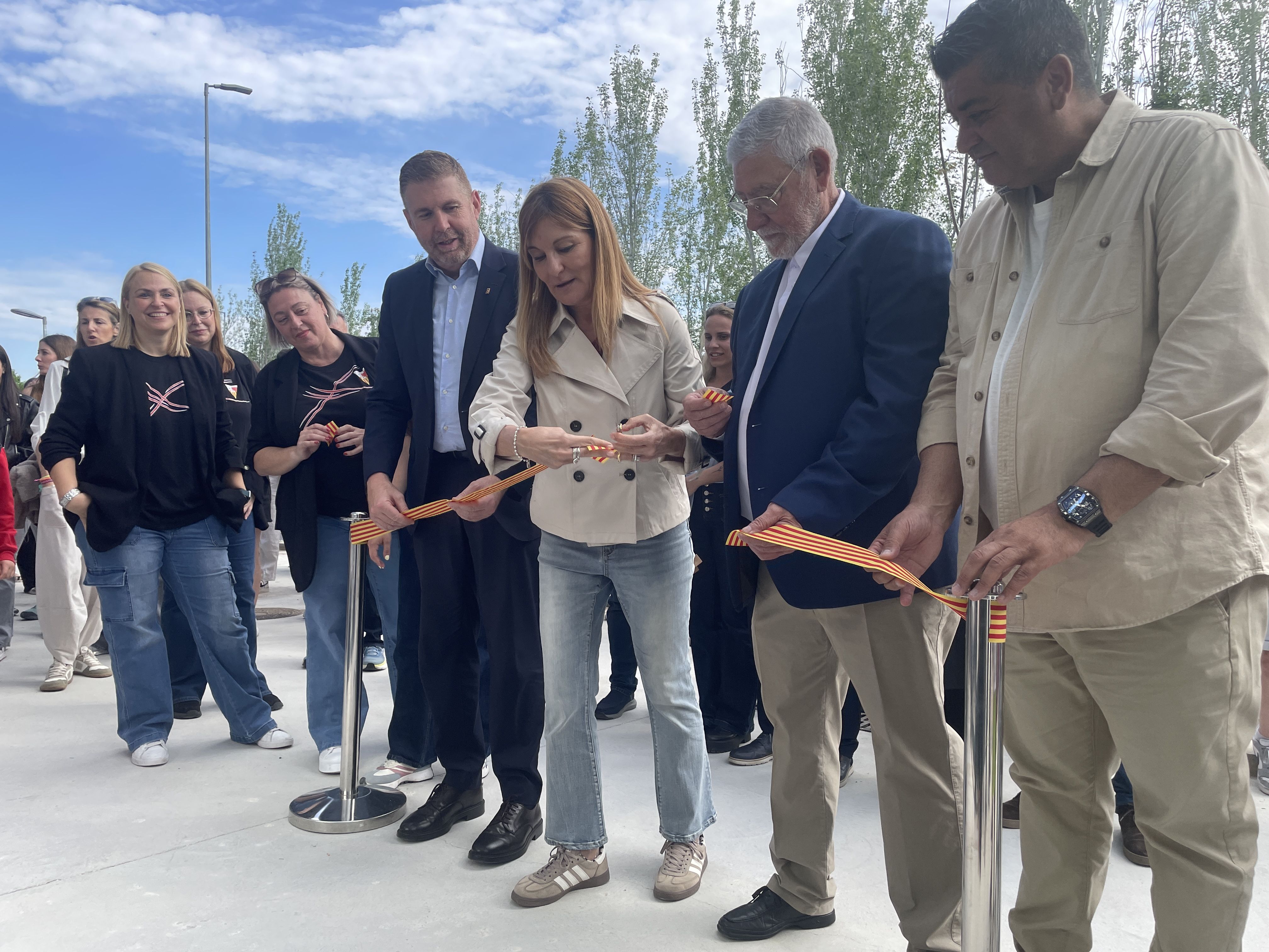 L'alcaldessa, Ana María Martínez, talla la cinta per inaugurar oficialment l'equipament del GAER FOTO: Marta Casas