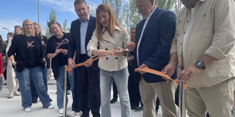 L'alcaldessa, Ana María Martínez, talla la cinta per inaugurar oficialment l'equipament del GAER FOTO: Marta Casas