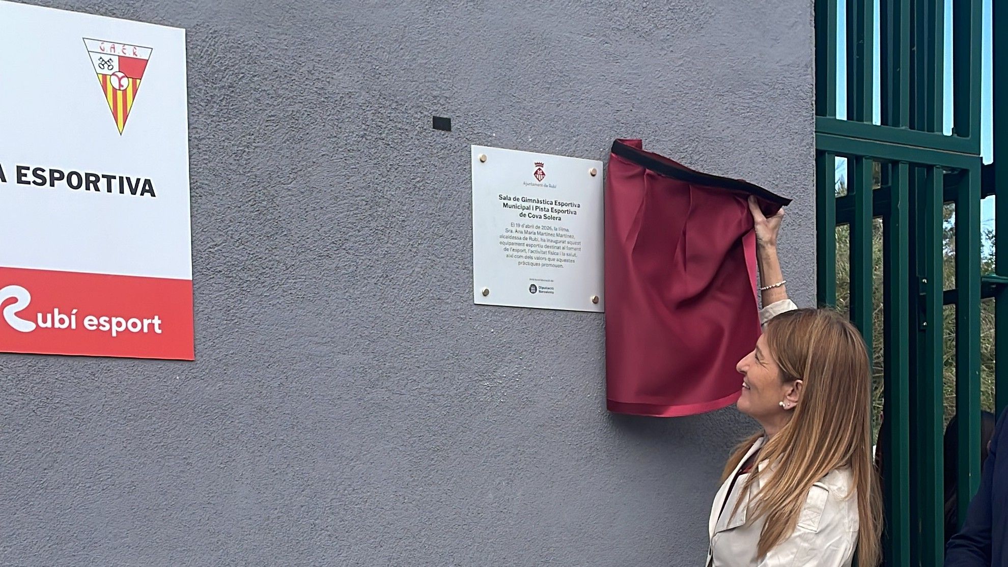 L'alcaldessa descobreix la placa del nou equipament del GAER a Cova Solera FOTO: Marta Casas