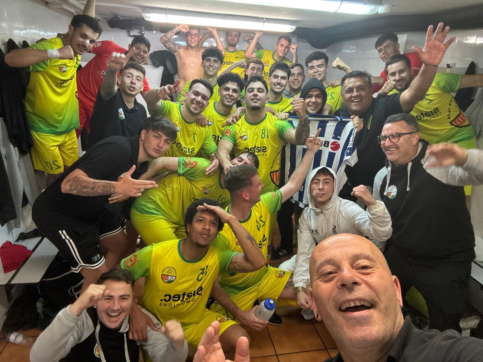 Els jugadors de l'Olimpic B celebren la victòria FOTO: Cedida/CE Olimpic