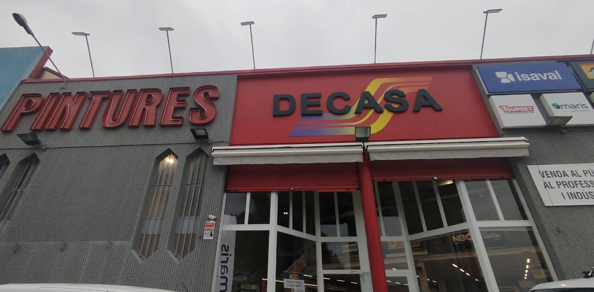 Façana de Decasa i Decoración a Carretera Terrassa Rubi Terrassa. FOTO: Cedida