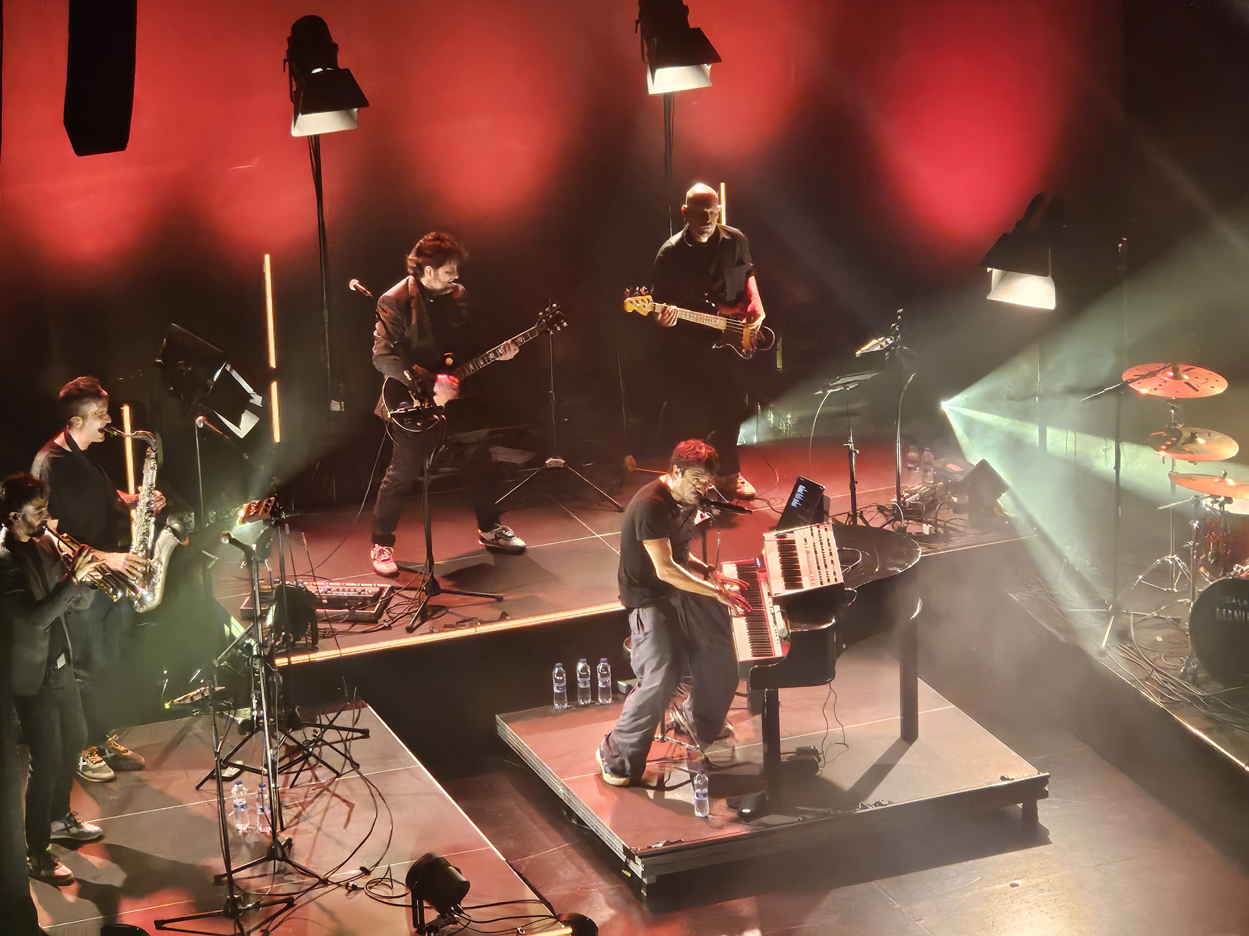 El Casino es va omplir de gom a gom per veure el concert de Manu Guix FOTO: Lara López