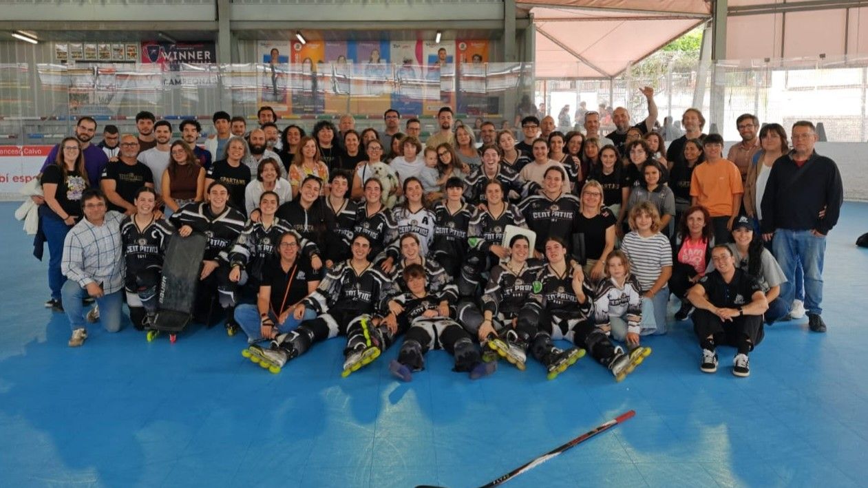 Foto de família del Cent Patins en acabar la Lliga Iberdrola FOTO: IG/Cent Patins