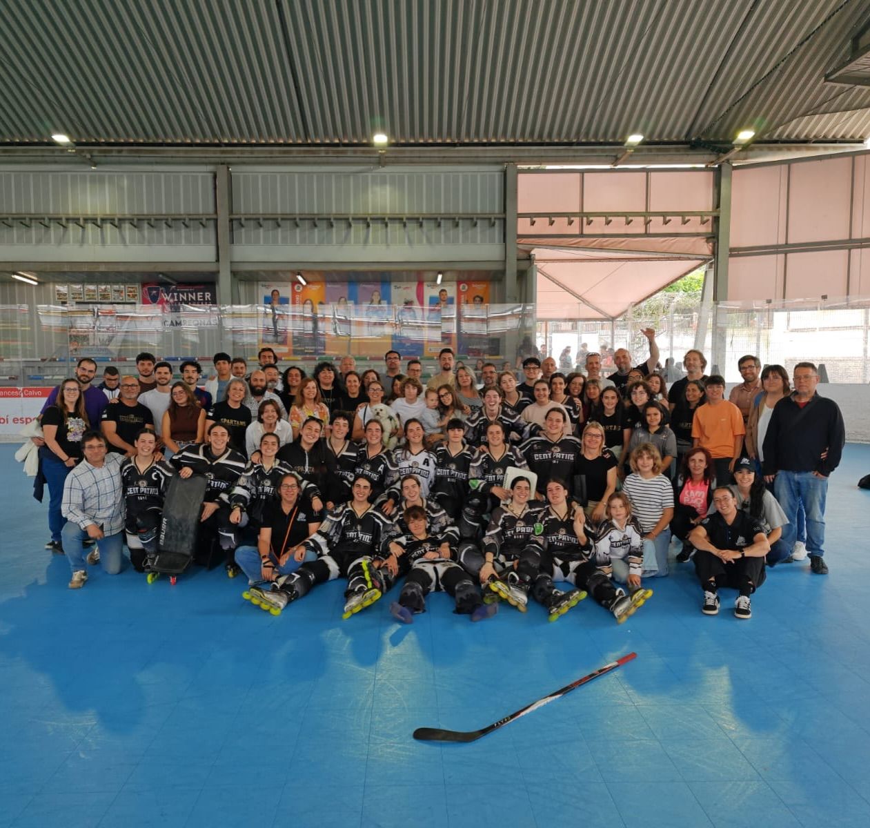 Foto de família del Cent Patins un cop finalitzada la Lliga Iberdrola FOTO: Cent Patins