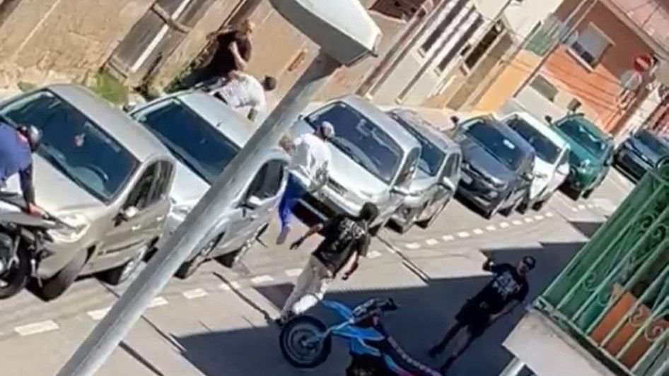 Enfrontament entre un grup d'ocupes i els propietaris d'un immoble acabat de comprar FOTO: Cedida