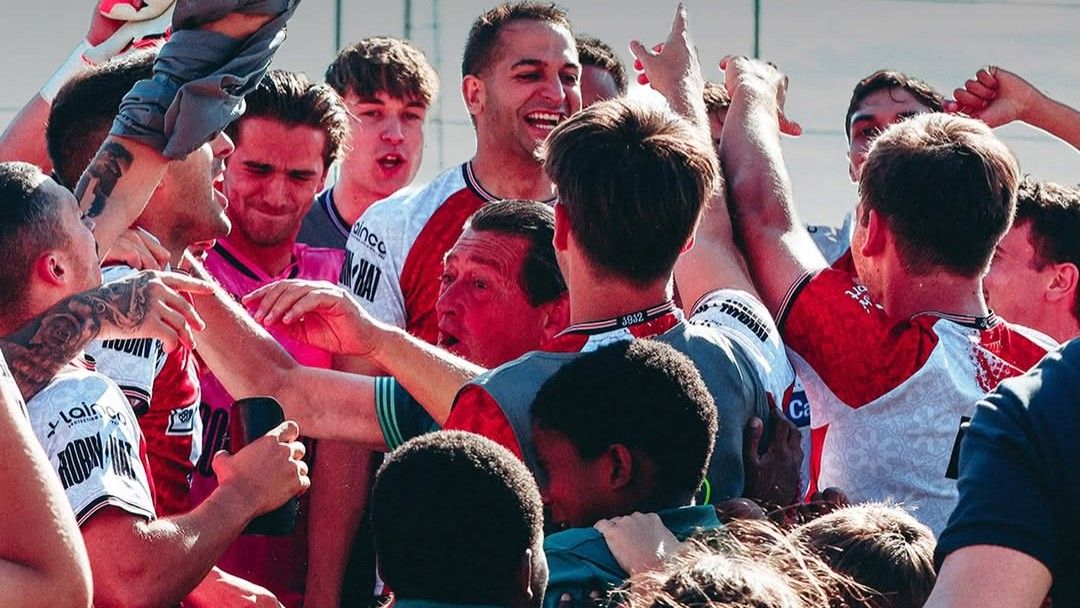 La UE Rubí celebra la classificació per al play-off d'ascens a Tercera RFEF FOTO: IG/@uerubi_1912