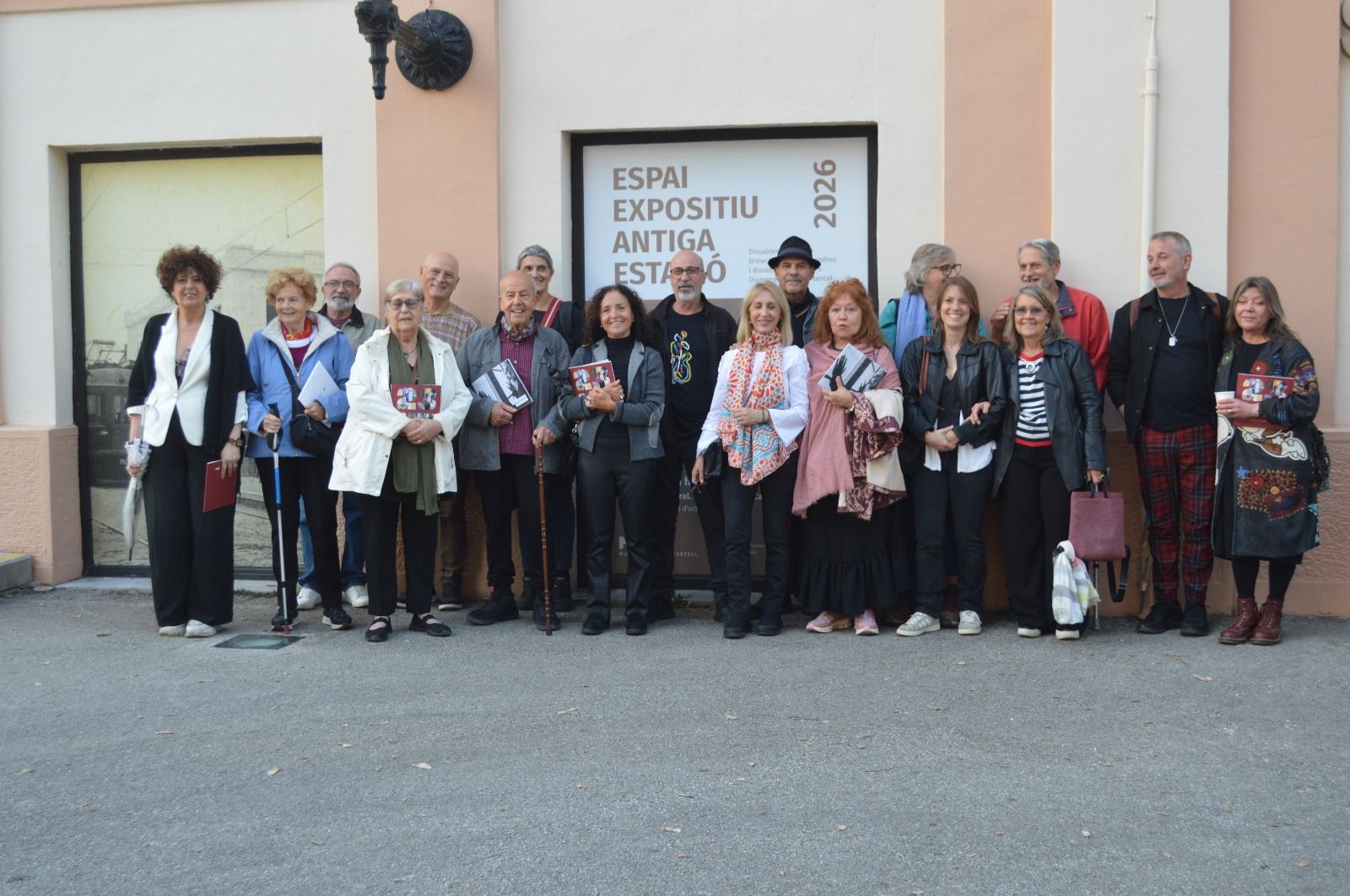 Tots els artistes que han participat en l'homenatge al pintor Antoni Grau FOTO: Cedida