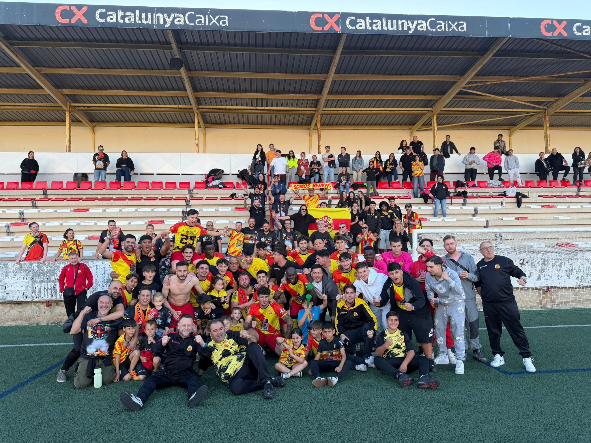 El Veinti celebra la permanència a Primera Catalana FOTO: Cedida