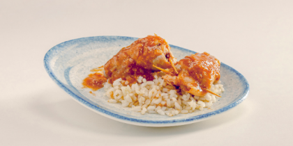 Calamar farcit de carn amb salsa i guarnició d'arròs