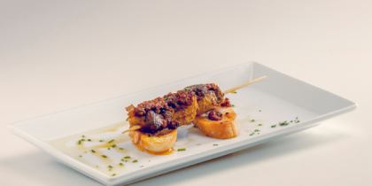 Broqueta moruna, ceba caramel·litzada i chimichurri