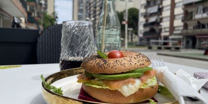 Bagel de salmó fumat, formatge cremós i ou