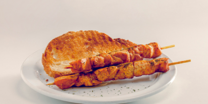 Broqueta de carn a la brasa marinada amb aromes mediterrànies