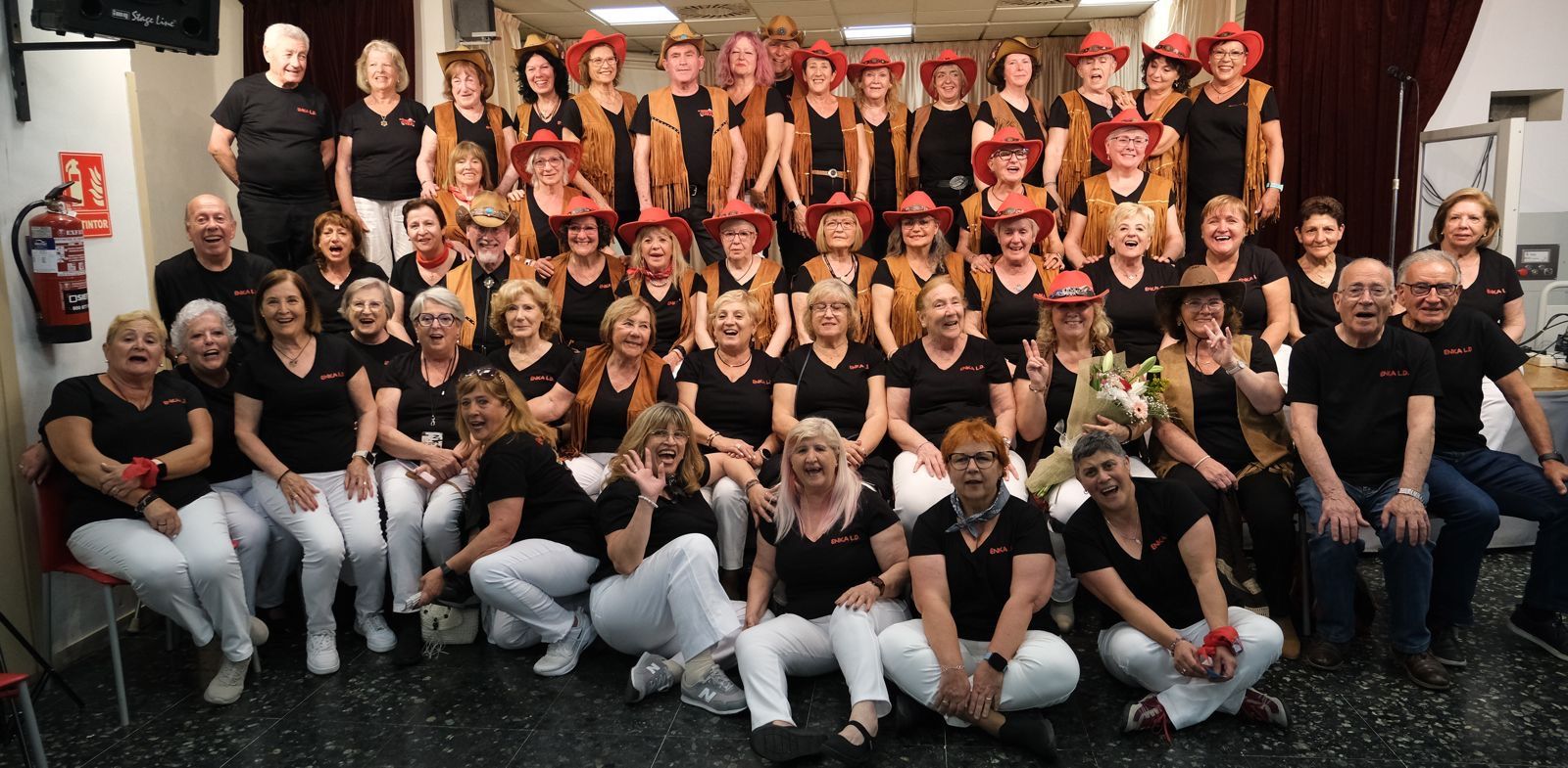 Tots els grups participants a l'espectacle de country i balls en línia FOTO: Cedida
