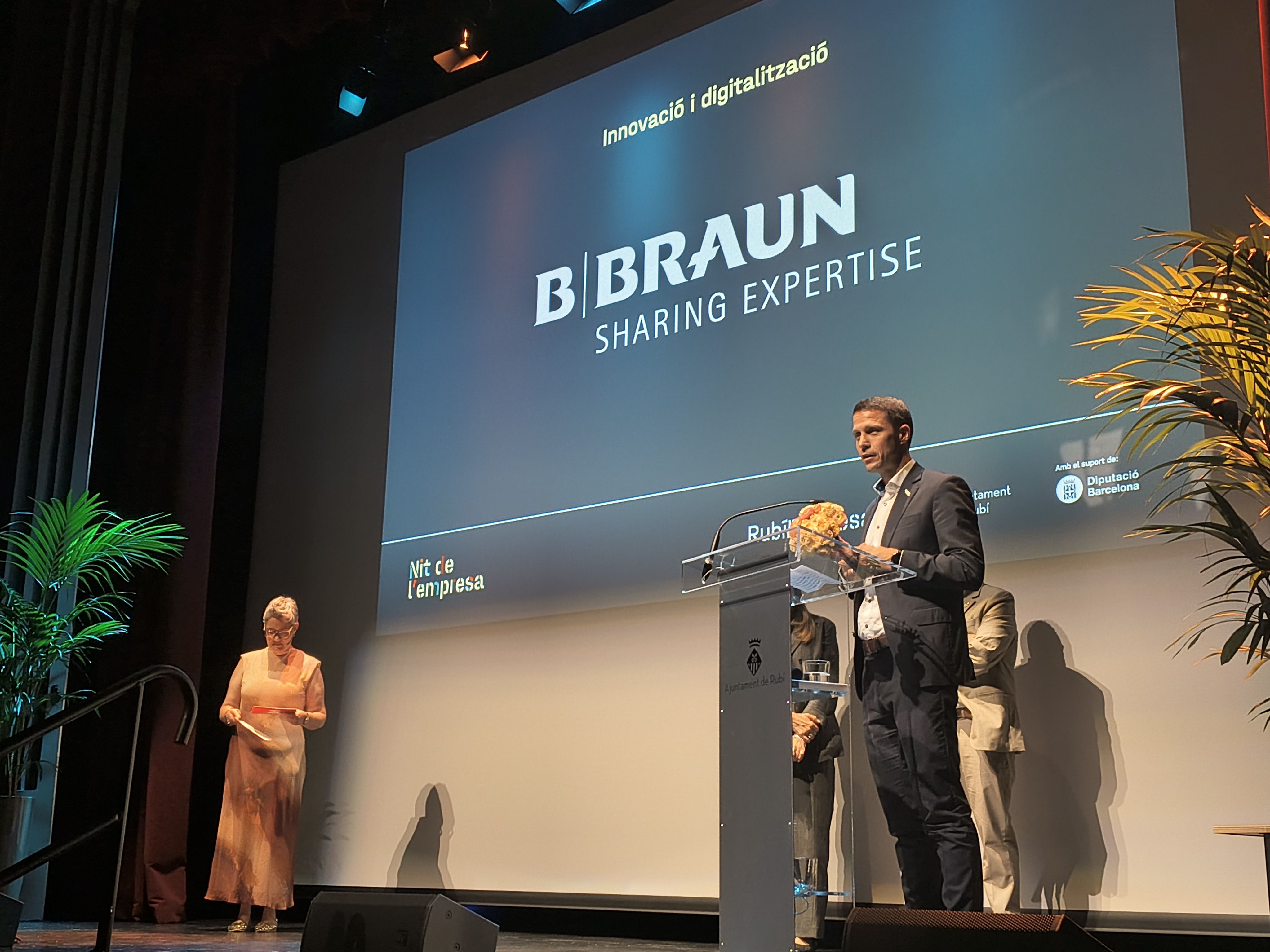 Christoph Müller recull el reconeixement per a B. Braun FOTO: Lara López