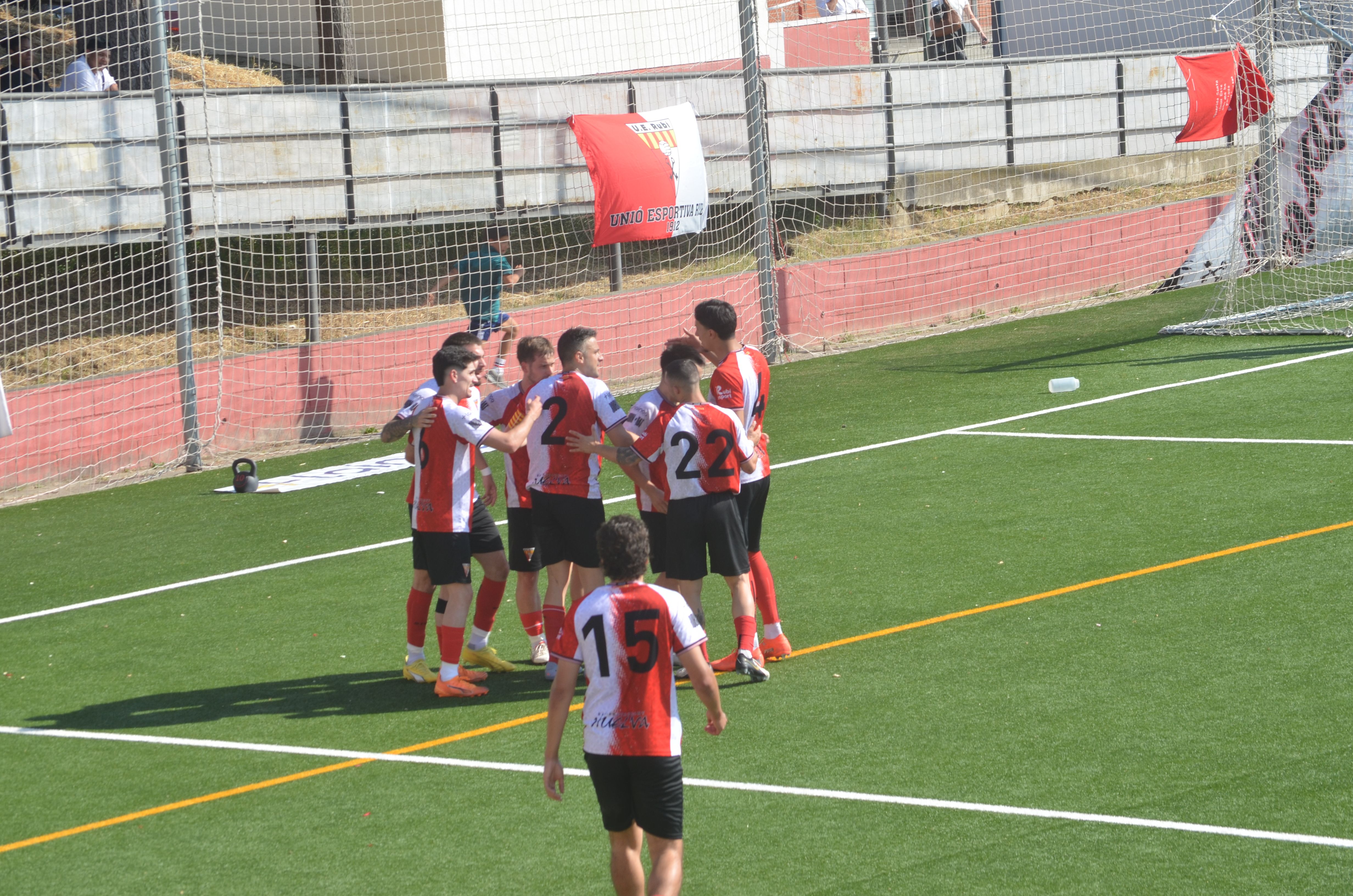 La UE Rubí celebra el gol de l'empat que els dona ales per disputar la final per l'ascens a Tercera RFEF FOTO: Lara López
