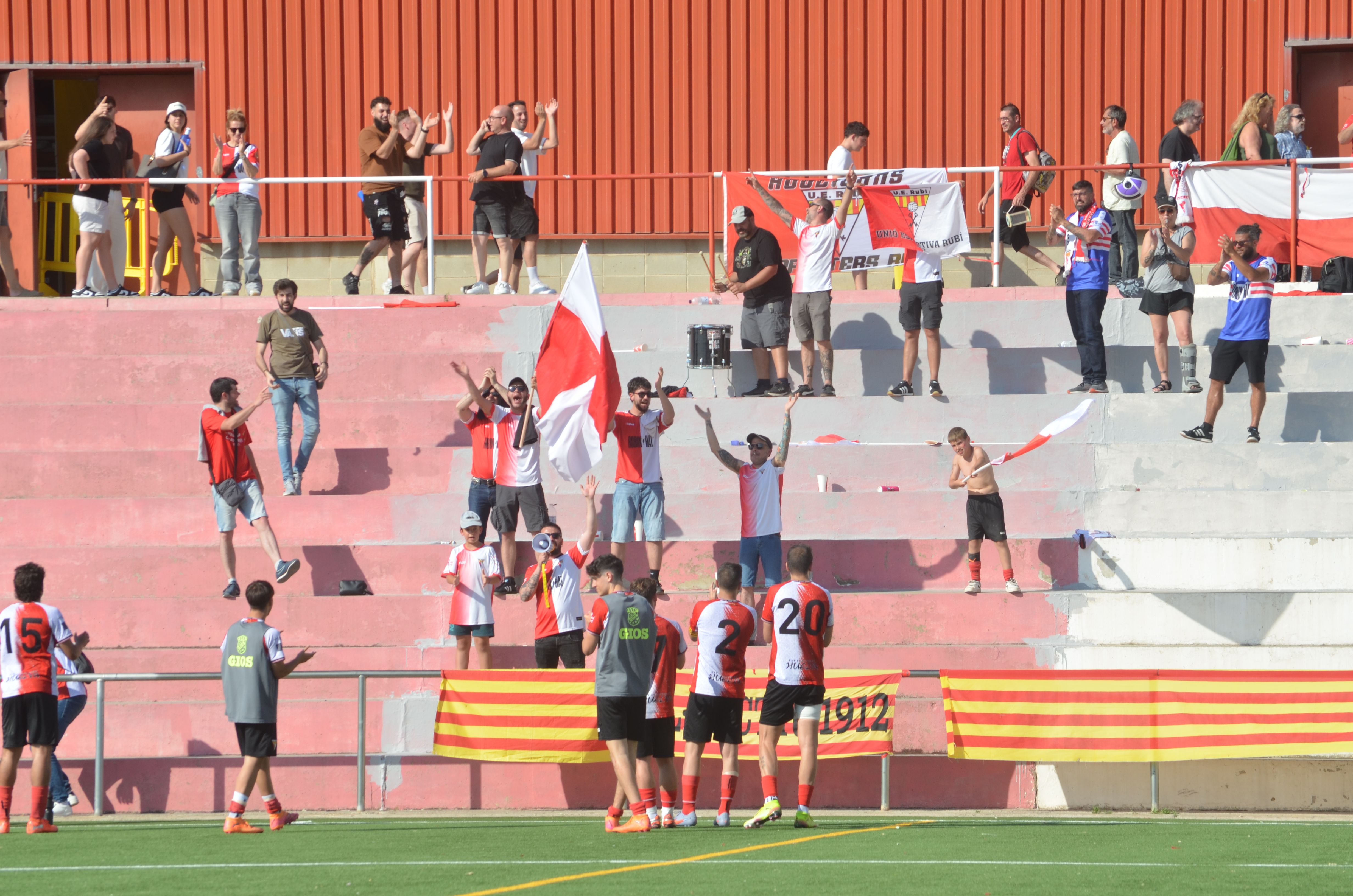 Promoció d'ascens a Tercera RFEF de la UE Rubí davant la Pobla de Mafumet FOTO: Lara López