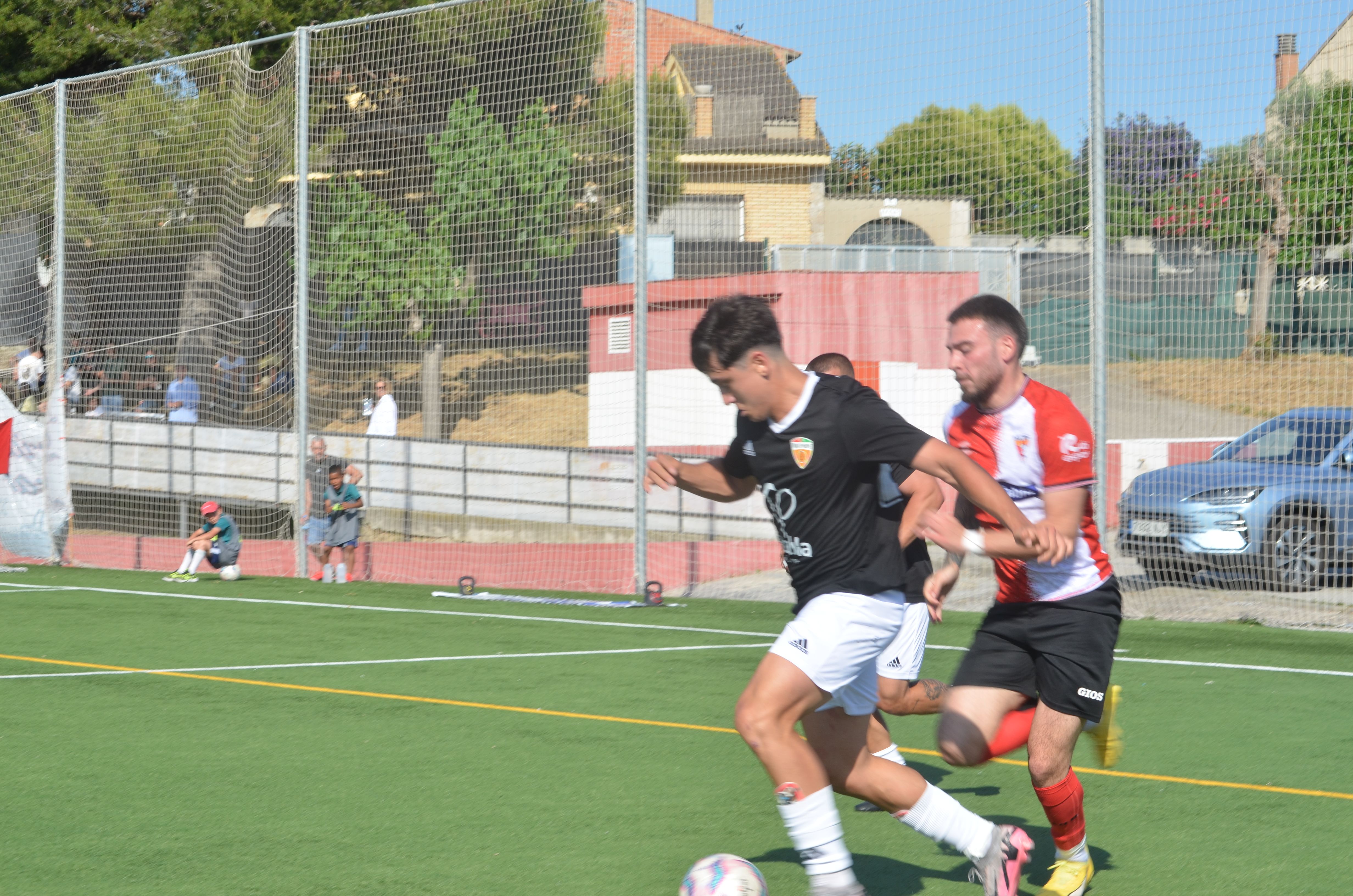 Promoció d'ascens a Tercera RFEF de la UE Rubí davant la Pobla de Mafumet FOTO: Lara López