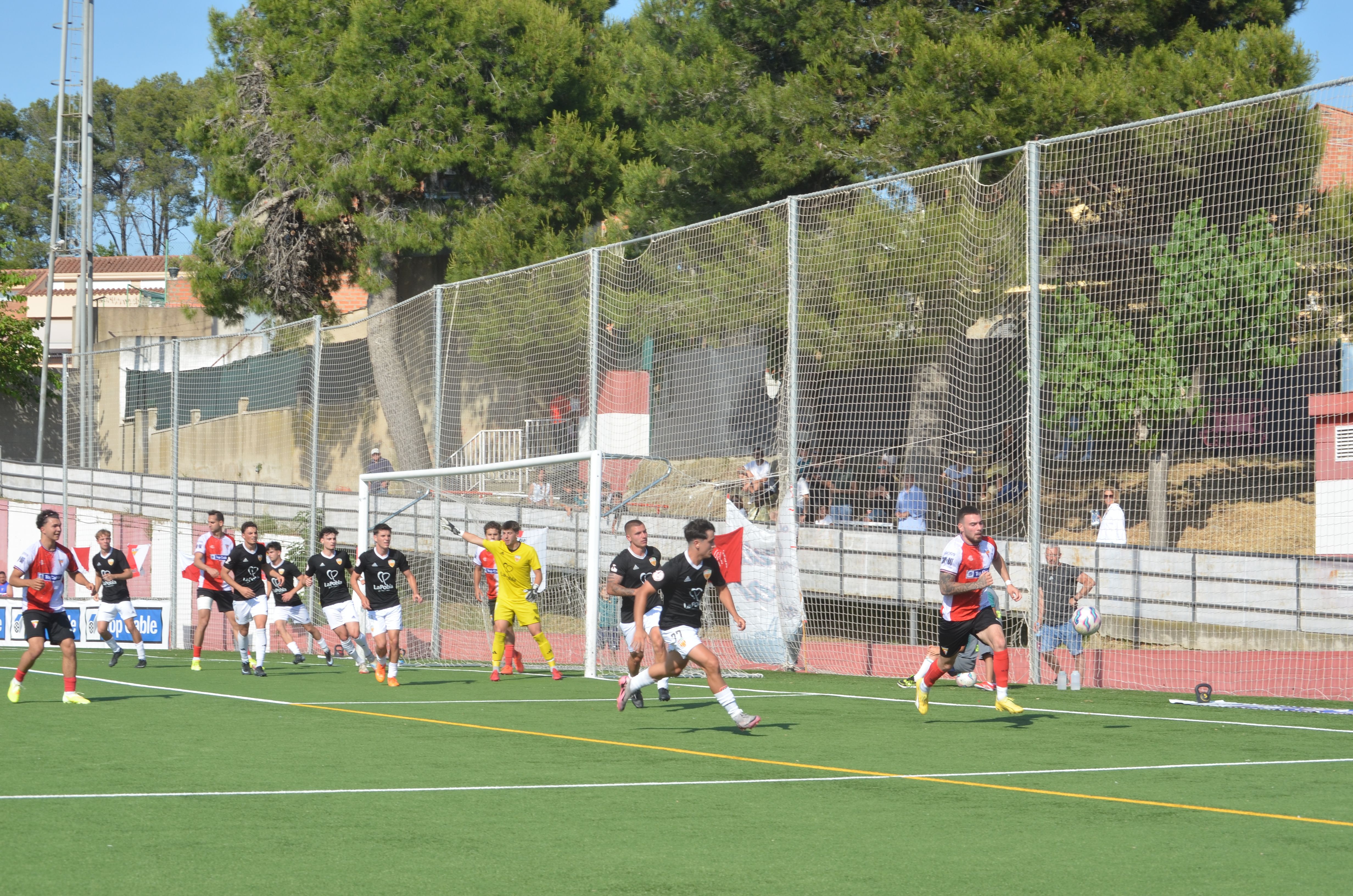 Promoció d'ascens a Tercera RFEF de la UE Rubí davant la Pobla de Mafumet FOTO: Lara López