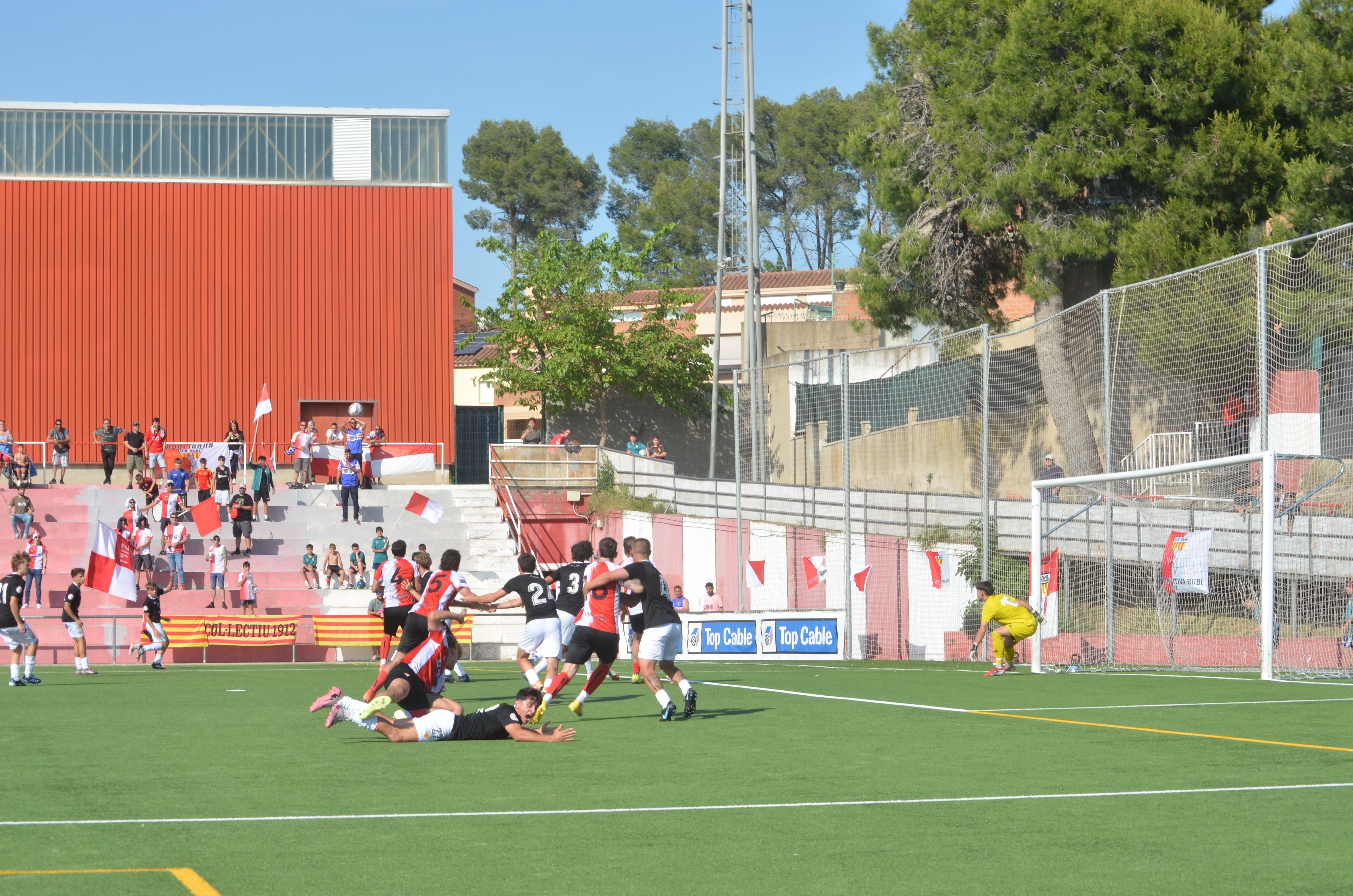 Promoció d'ascens a Tercera RFEF de la UE Rubí davant la Pobla de Mafumet FOTO: Lara López
