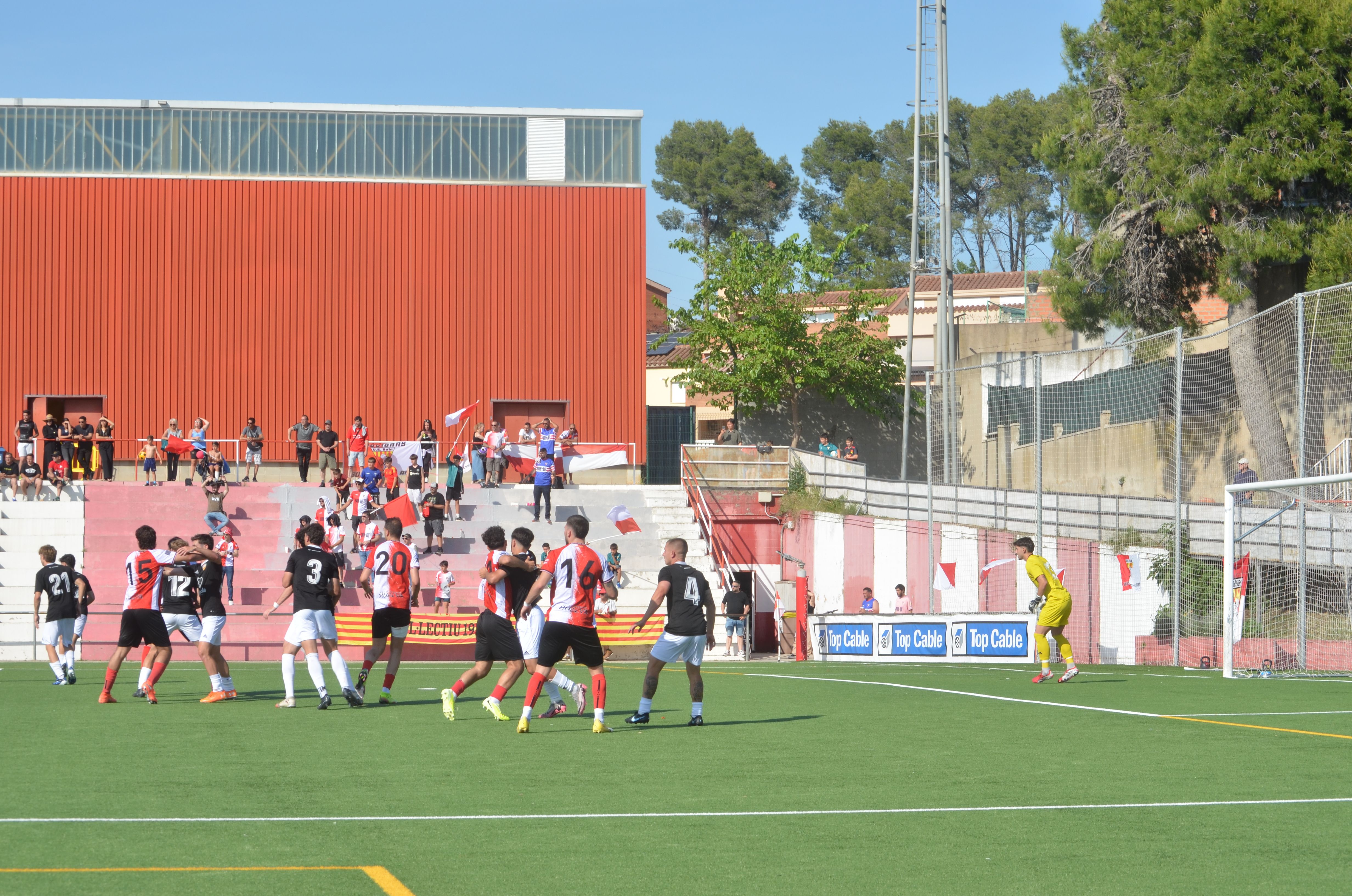 Promoció d'ascens a Tercera RFEF de la UE Rubí davant la Pobla de Mafumet FOTO: Lara López