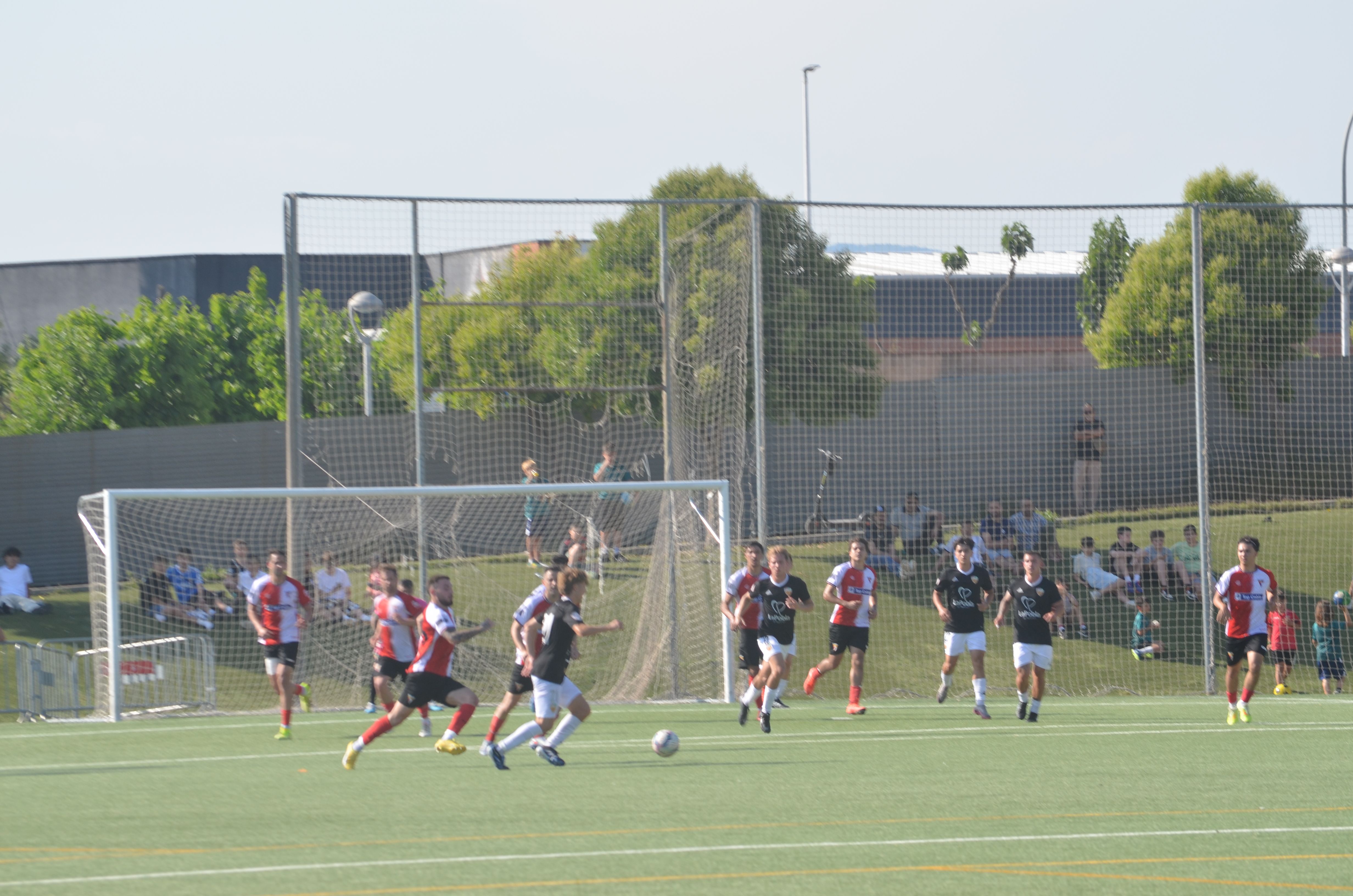 Promoció d'ascens a Tercera RFEF de la UE Rubí davant la Pobla de Mafumet FOTO: Lara López