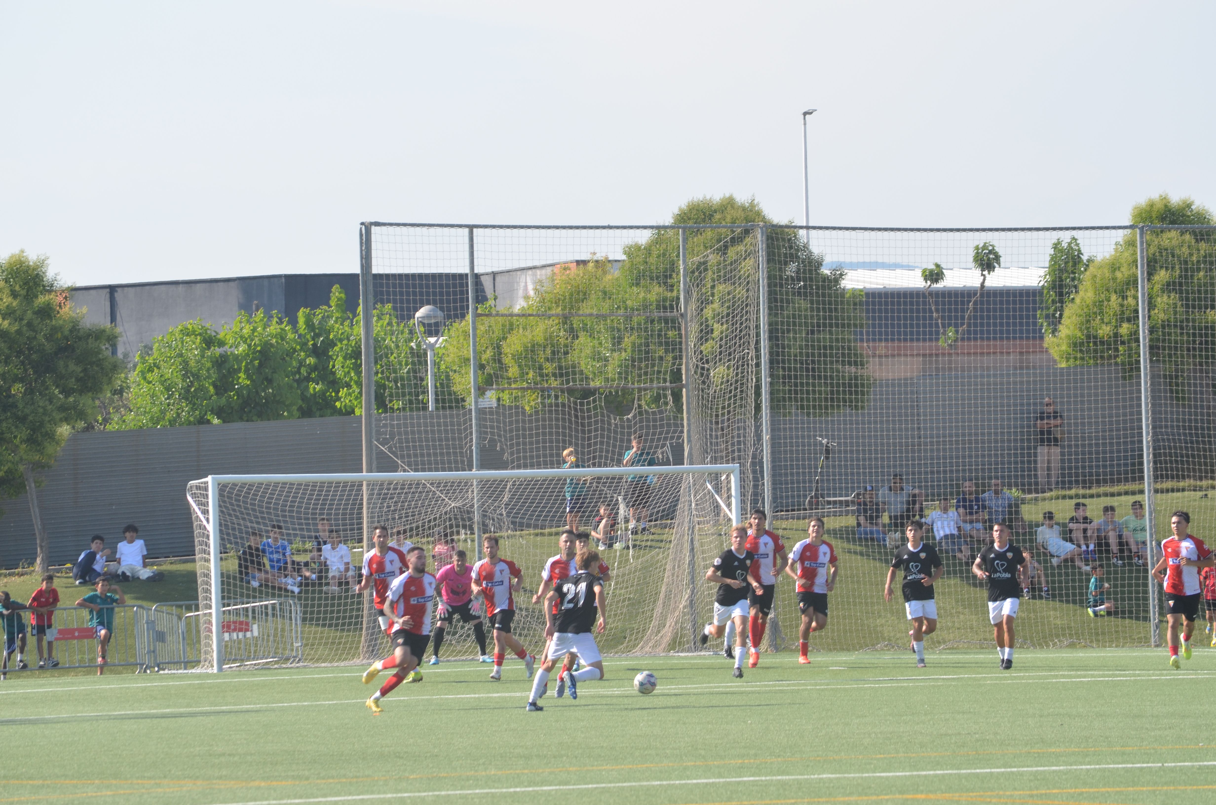 Promoció d'ascens a Tercera RFEF de la UE Rubí davant la Pobla de Mafumet FOTO: Lara López