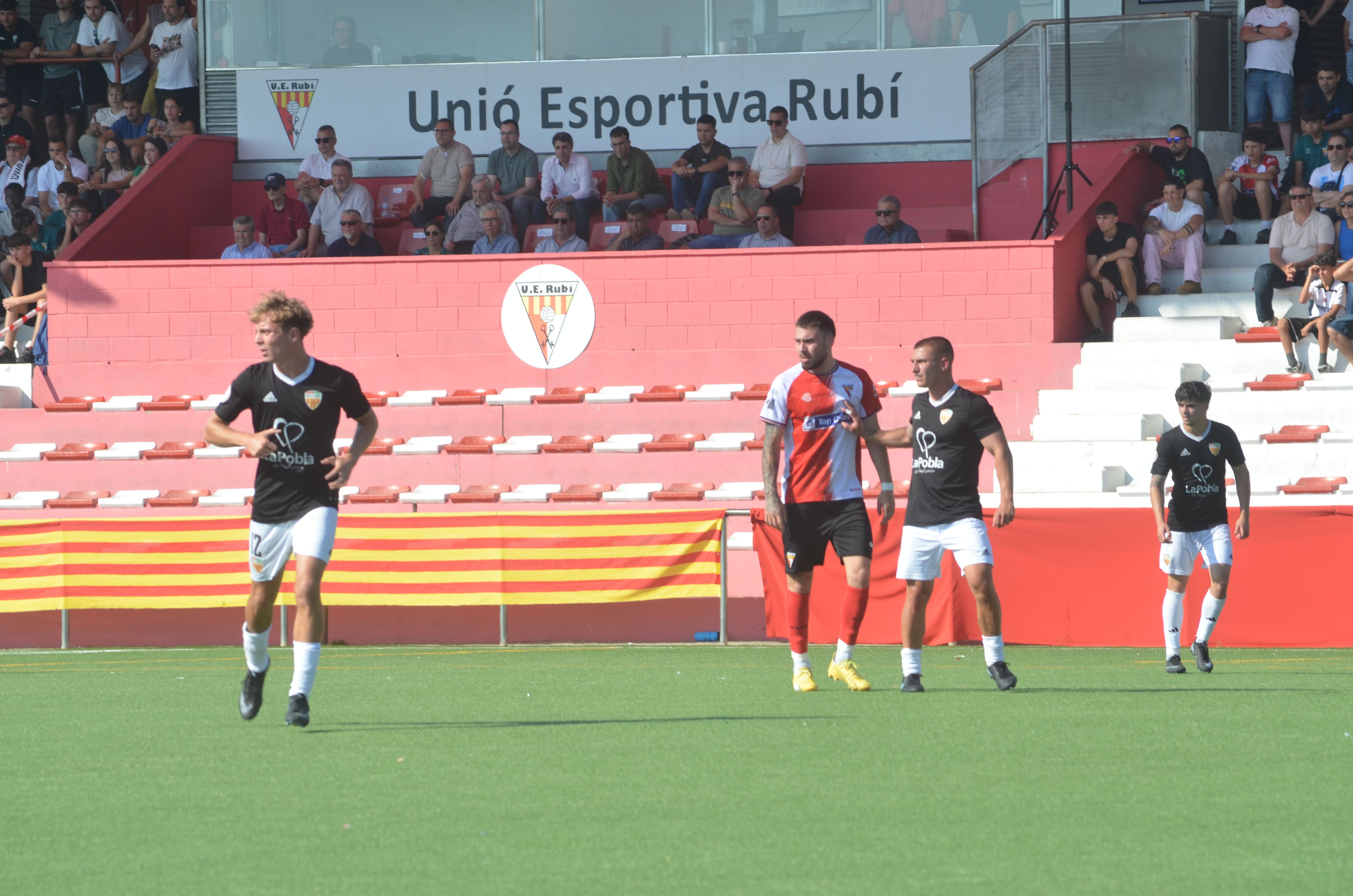 Promoció d'ascens a Tercera RFEF de la UE Rubí davant la Pobla de Mafumet FOTO: Lara López