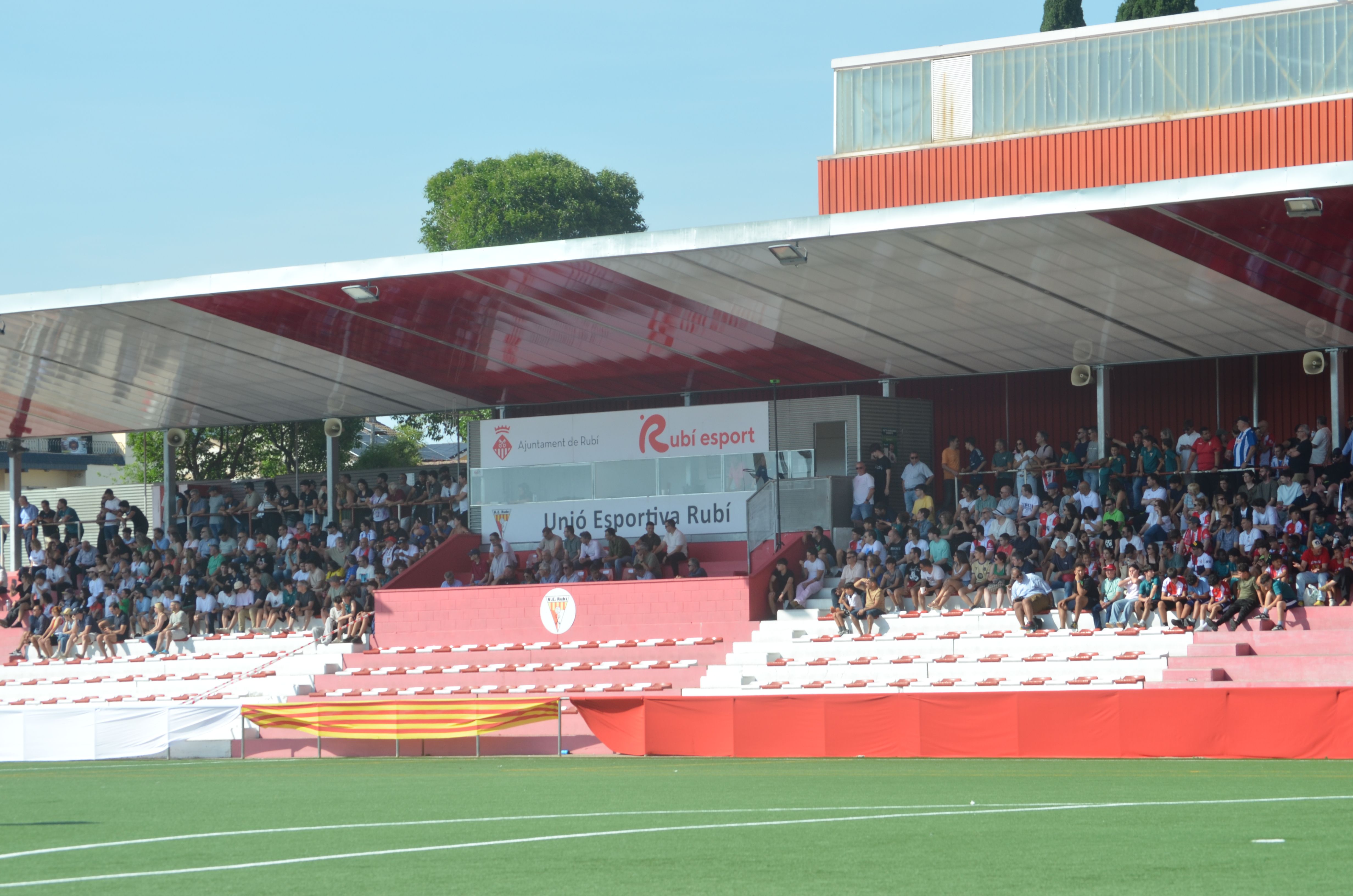 Promoció d'ascens a Tercera RFEF de la UE Rubí davant la Pobla de Mafumet FOTO: Lara López