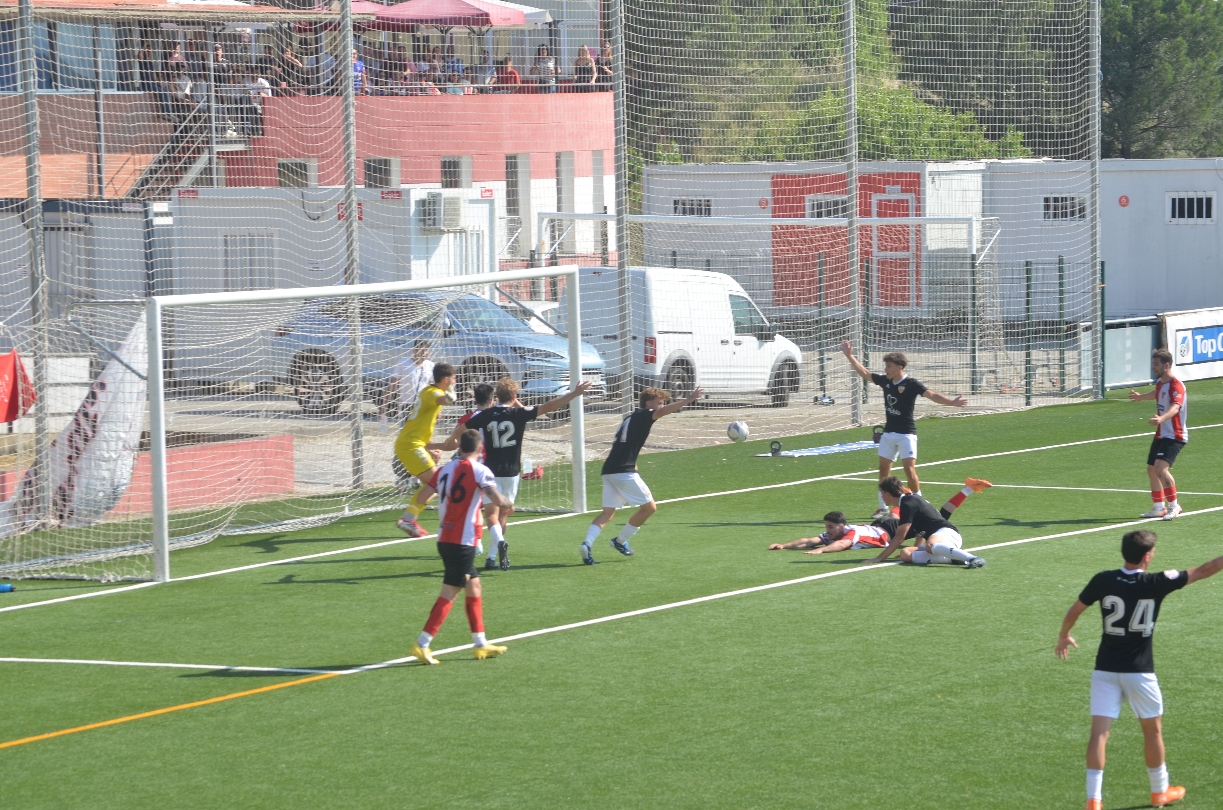 Promoció d'ascens a Tercera RFEF de la UE Rubí davant la Pobla de Mafumet FOTO: Lara López
