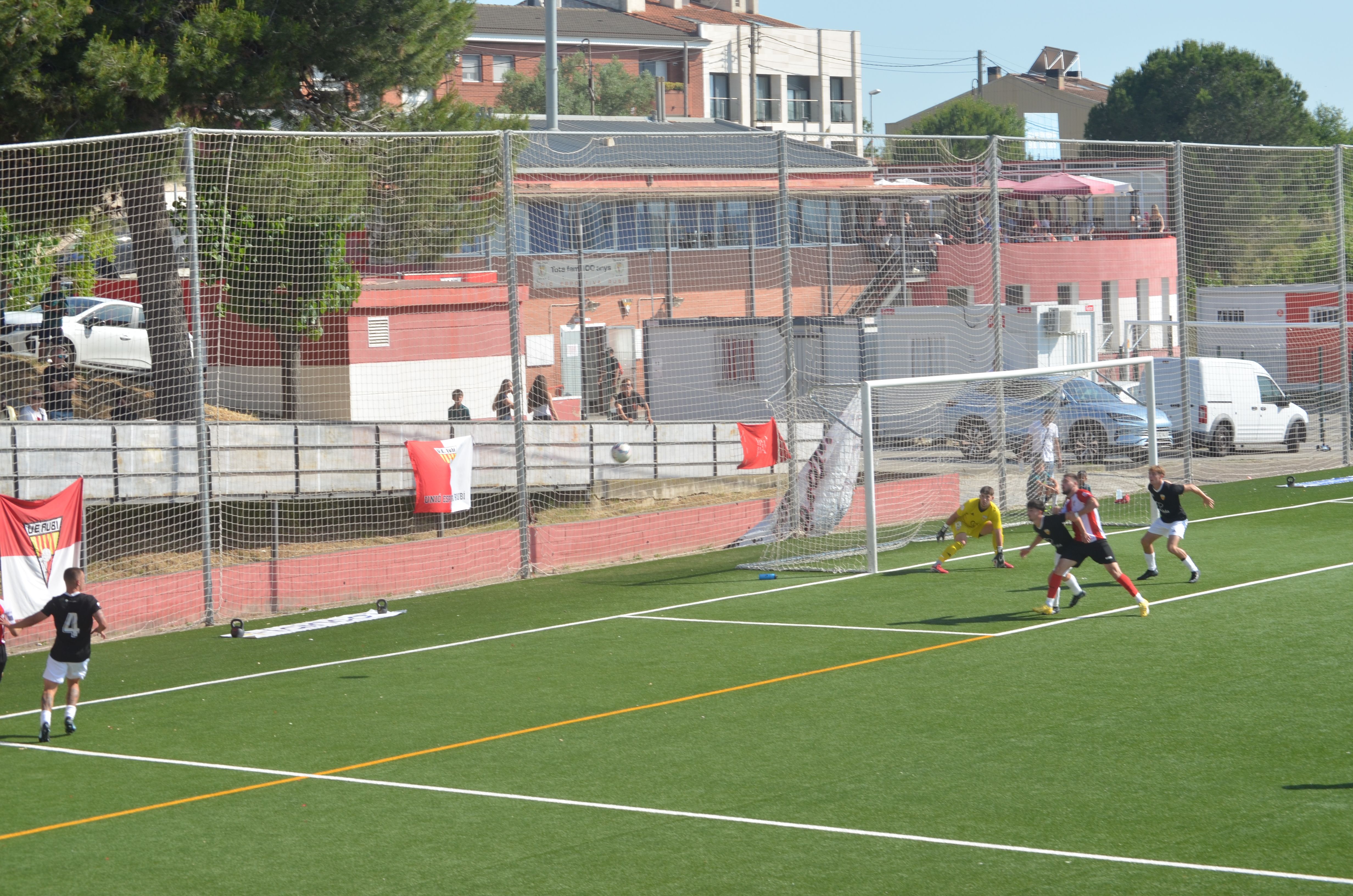 Promoció d'ascens a Tercera RFEF de la UE Rubí davant la Pobla de Mafumet FOTO: Lara López