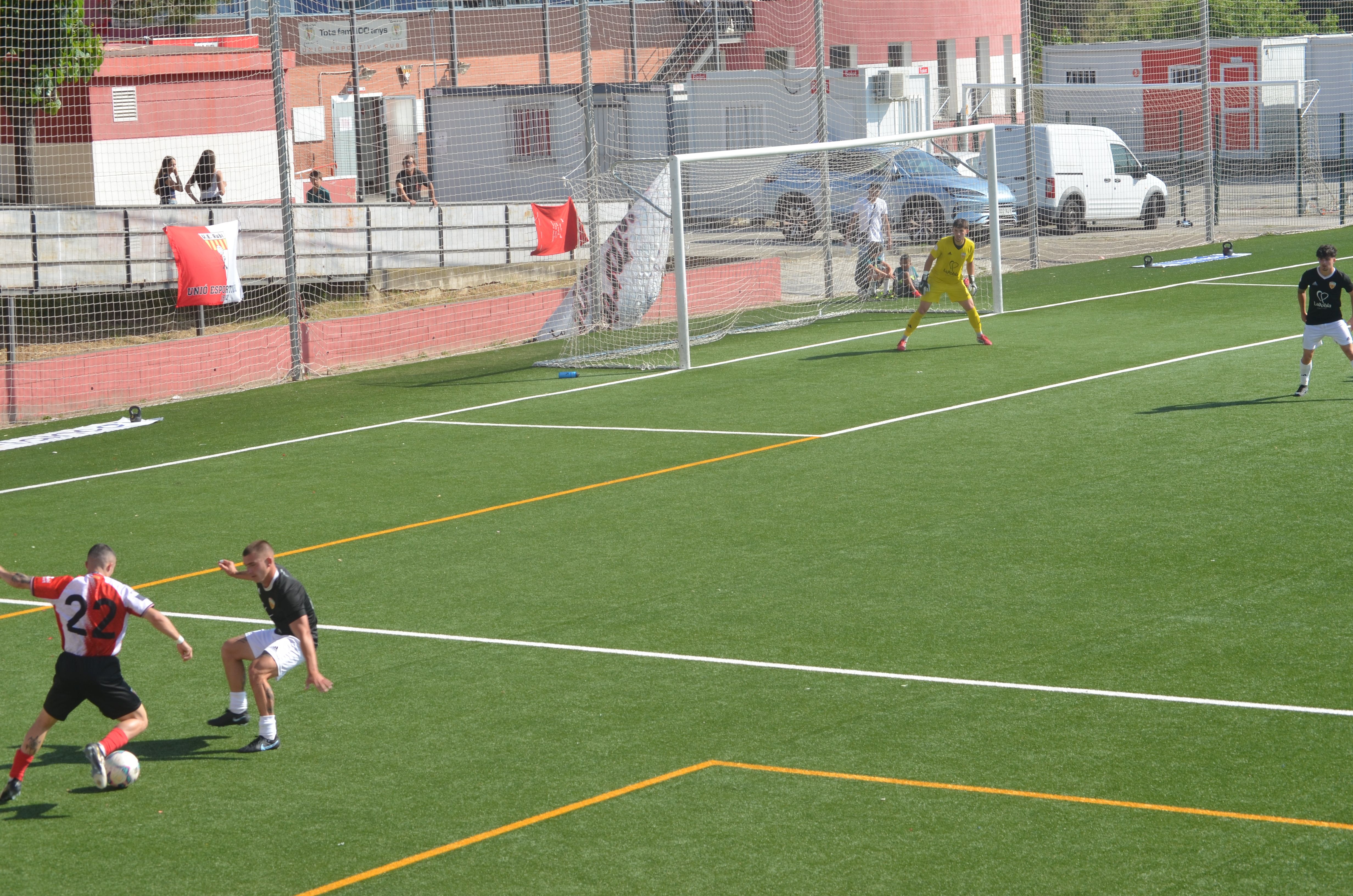 Promoció d'ascens a Tercera RFEF de la UE Rubí davant la Pobla de Mafumet FOTO: Lara López
