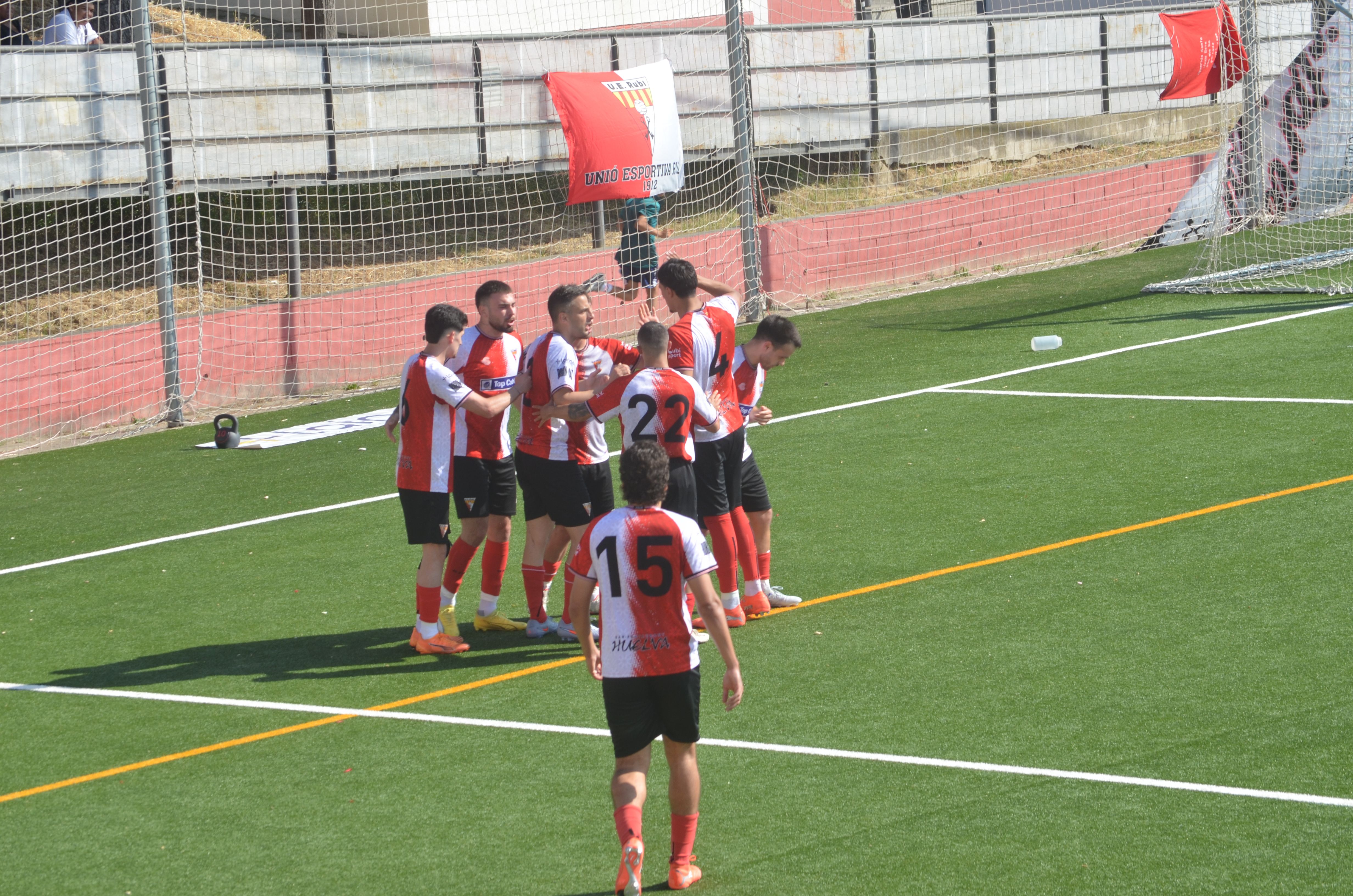 Promoció d'ascens a Tercera RFEF de la UE Rubí davant la Pobla de Mafumet FOTO: Lara López