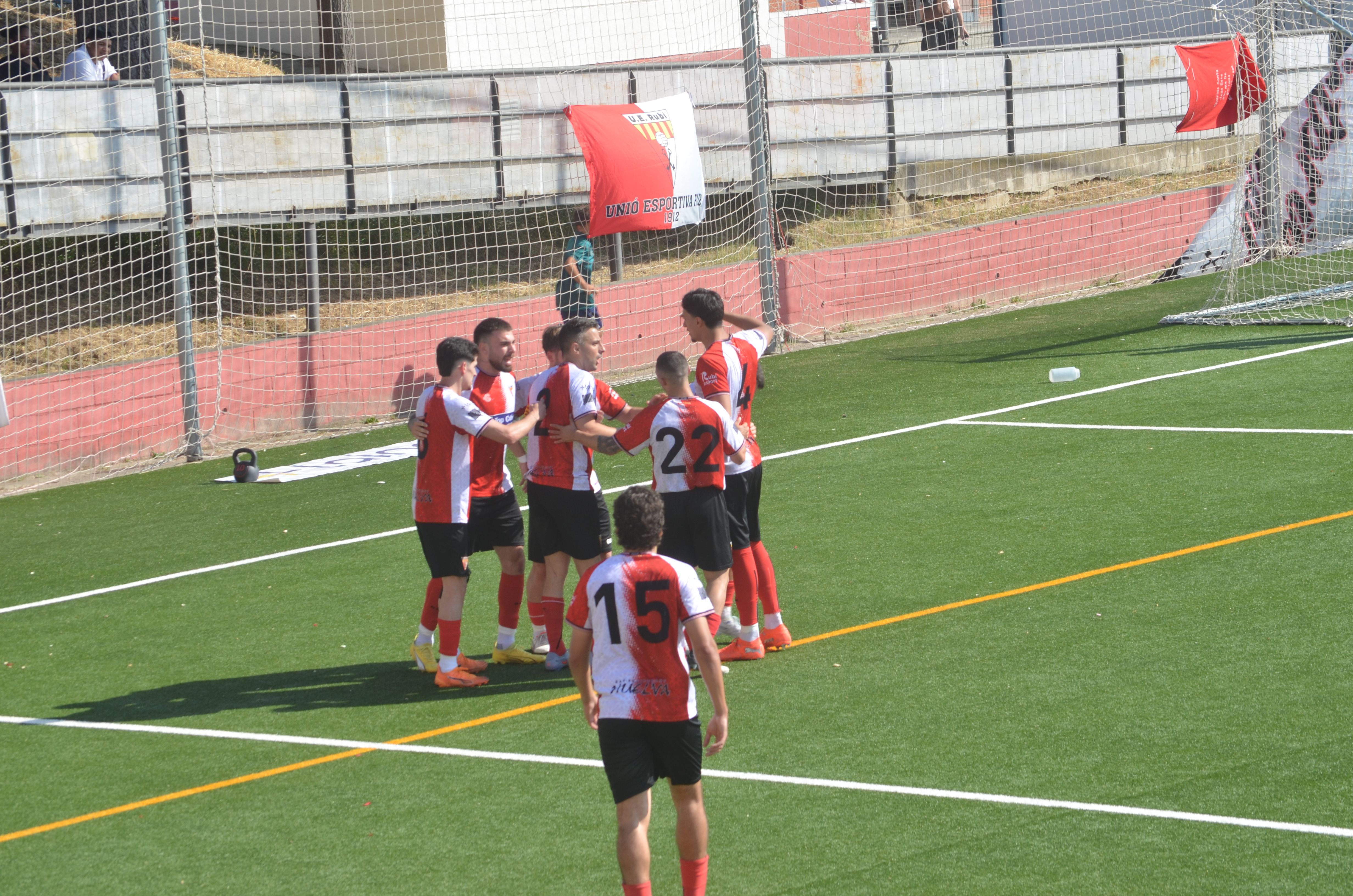 Promoció d'ascens a Tercera RFEF de la UE Rubí davant la Pobla de Mafumet FOTO: Lara López