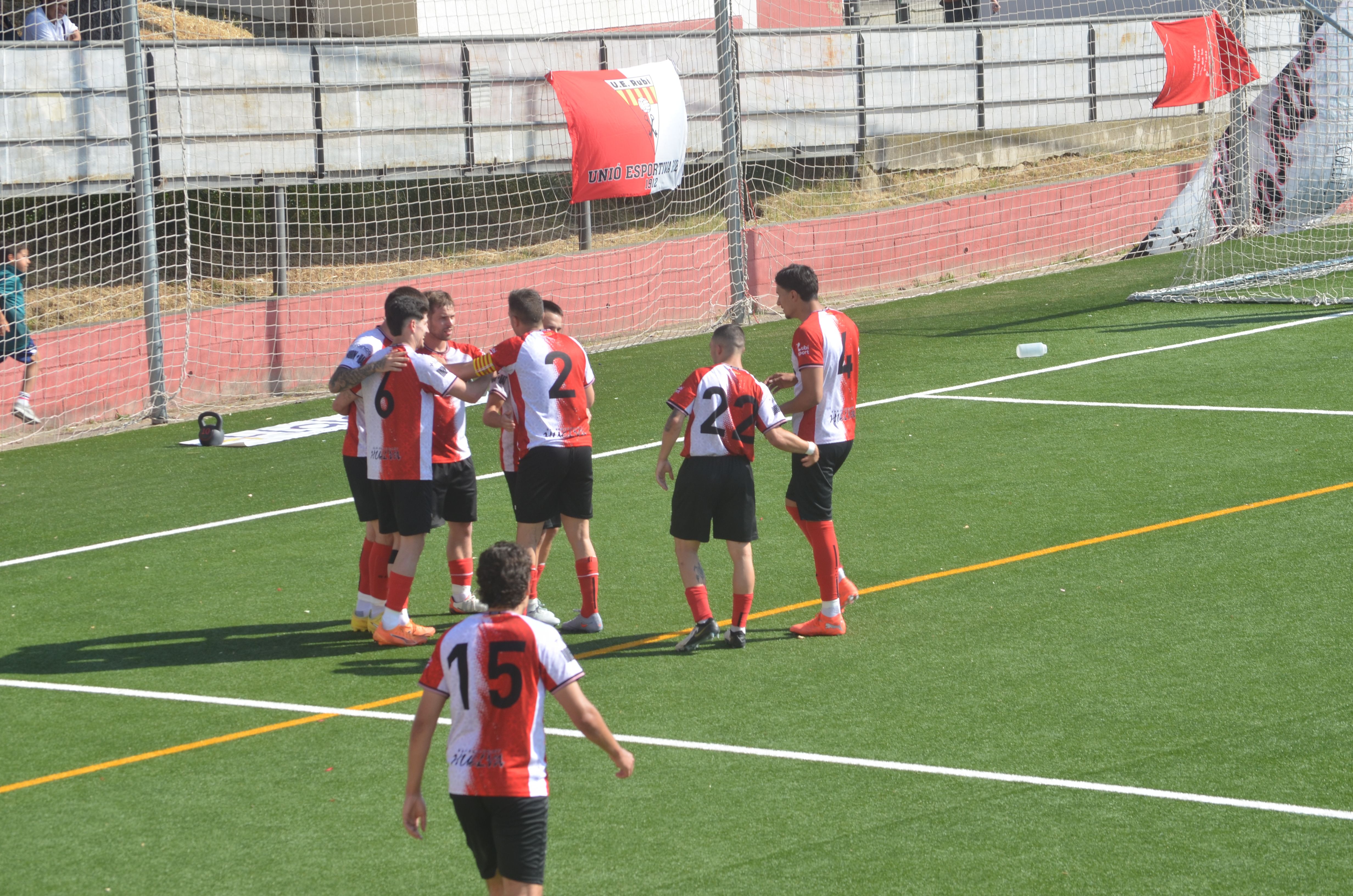 Promoció d'ascens a Tercera RFEF de la UE Rubí davant la Pobla de Mafumet FOTO: Lara López