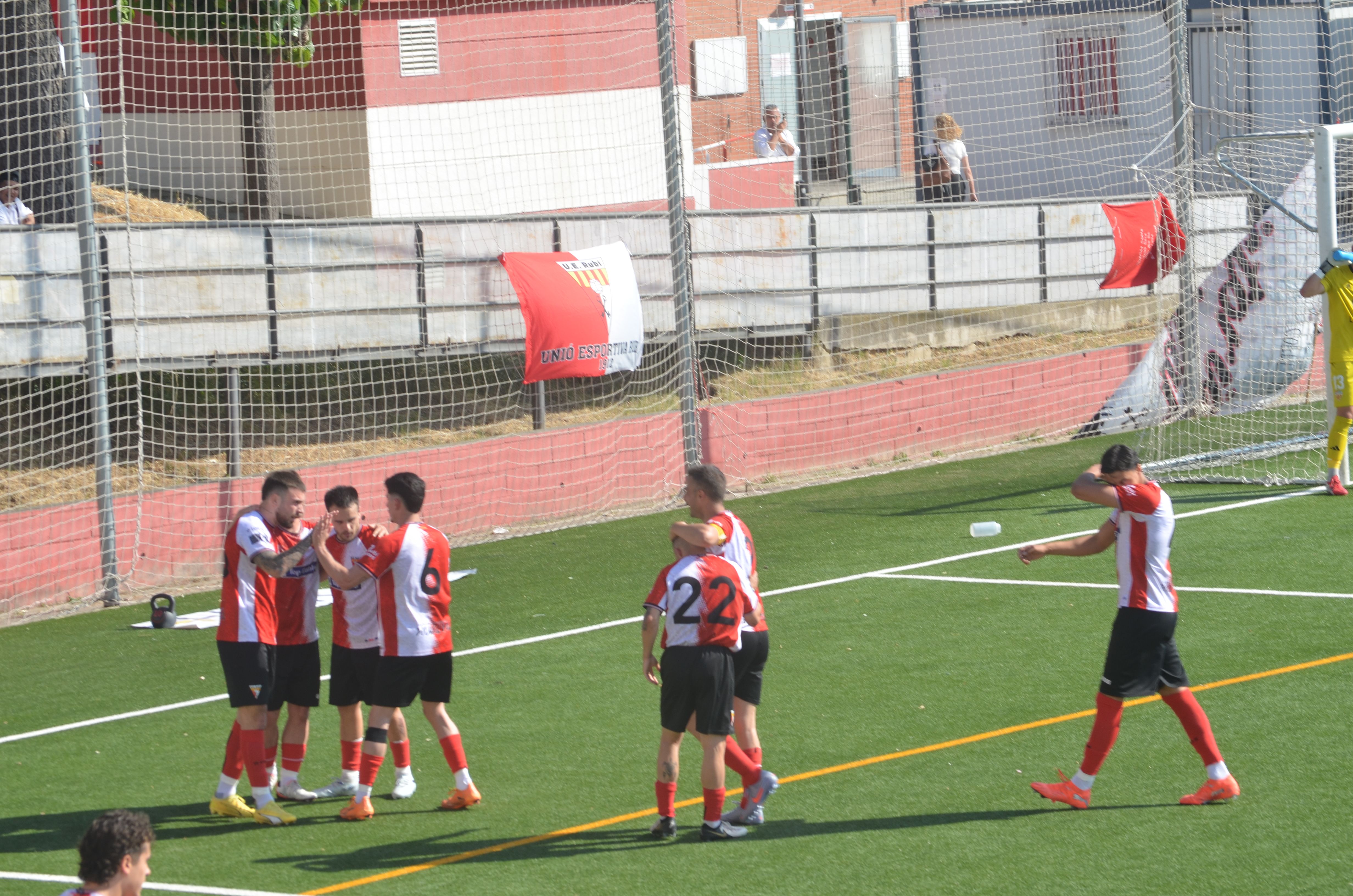 Promoció d'ascens a Tercera RFEF de la UE Rubí davant la Pobla de Mafumet FOTO: Lara López
