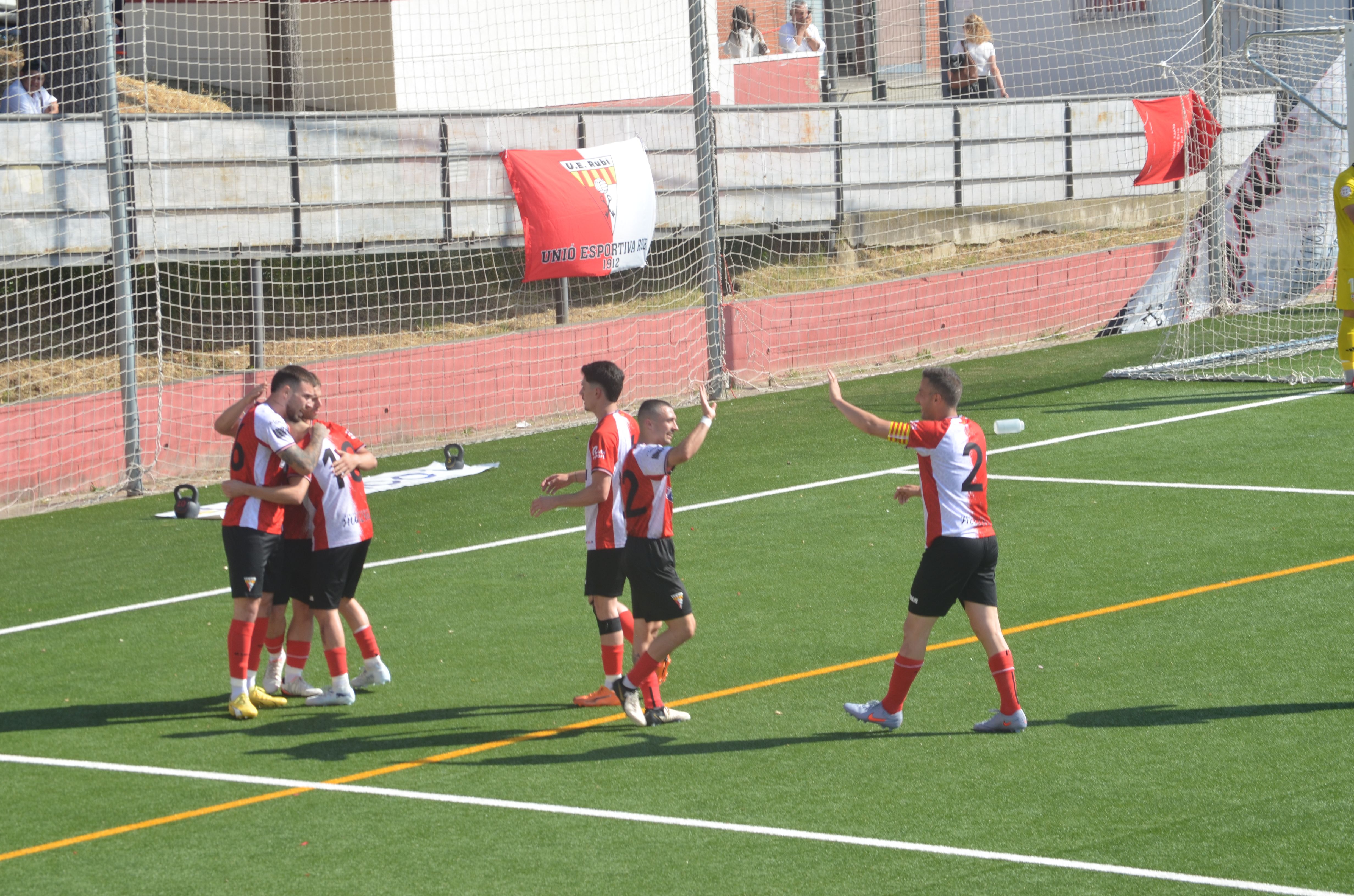 Promoció d'ascens a Tercera RFEF de la UE Rubí davant la Pobla de Mafumet FOTO: Lara López