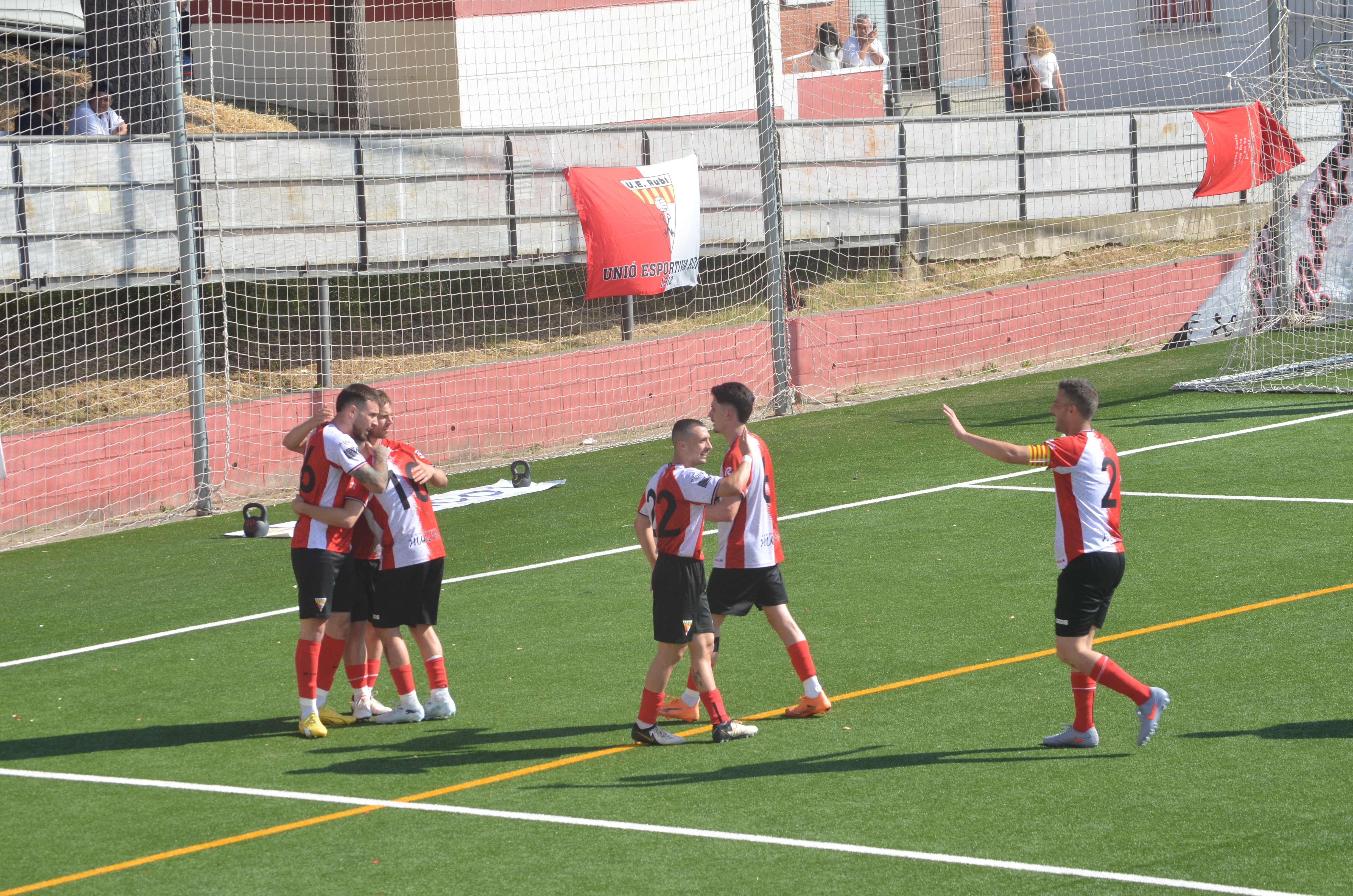 Promoció d'ascens a Tercera RFEF de la UE Rubí davant la Pobla de Mafumet FOTO: Lara López