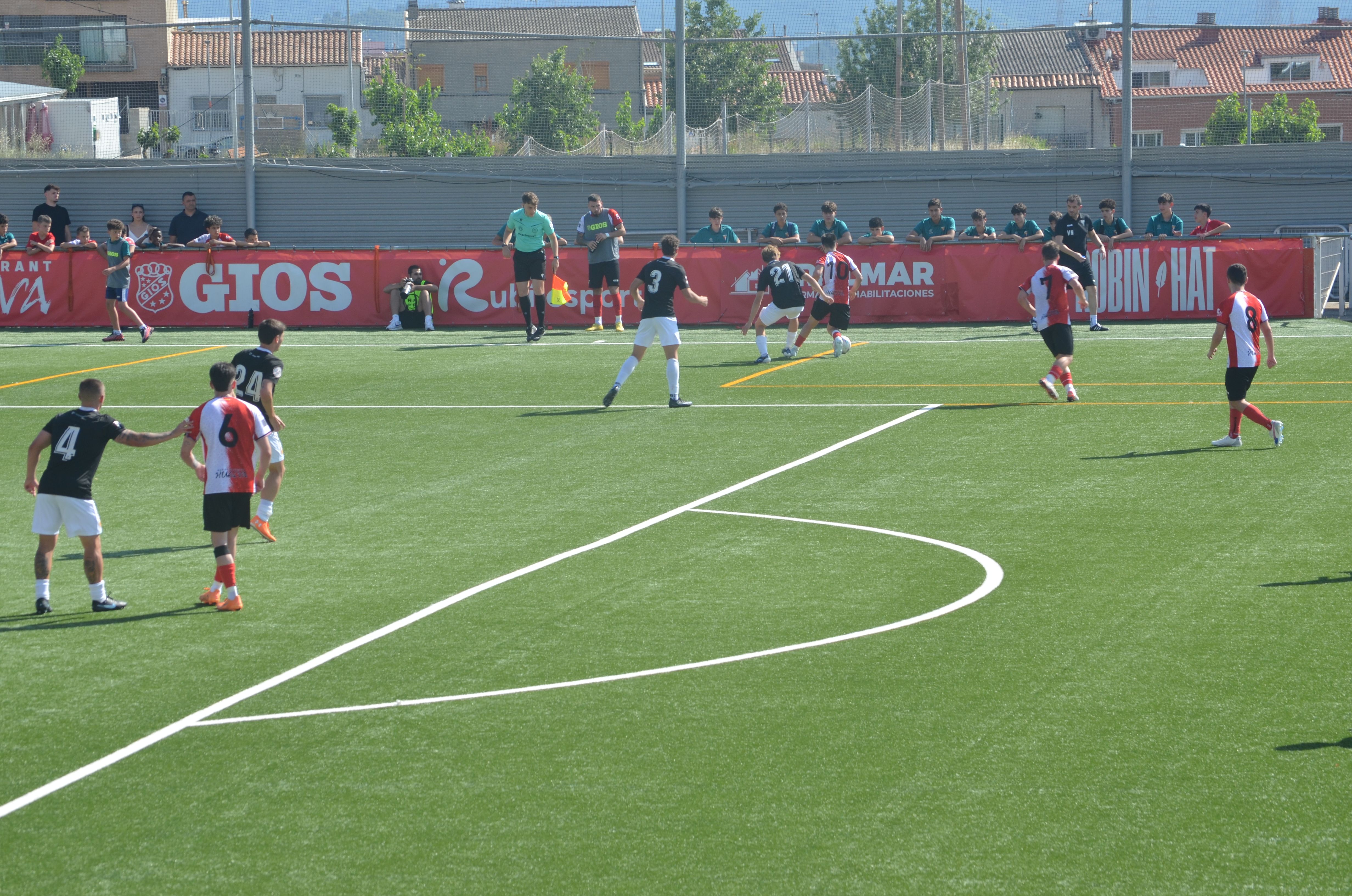 Promoció d'ascens a Tercera RFEF de la UE Rubí davant la Pobla de Mafumet FOTO: Lara López