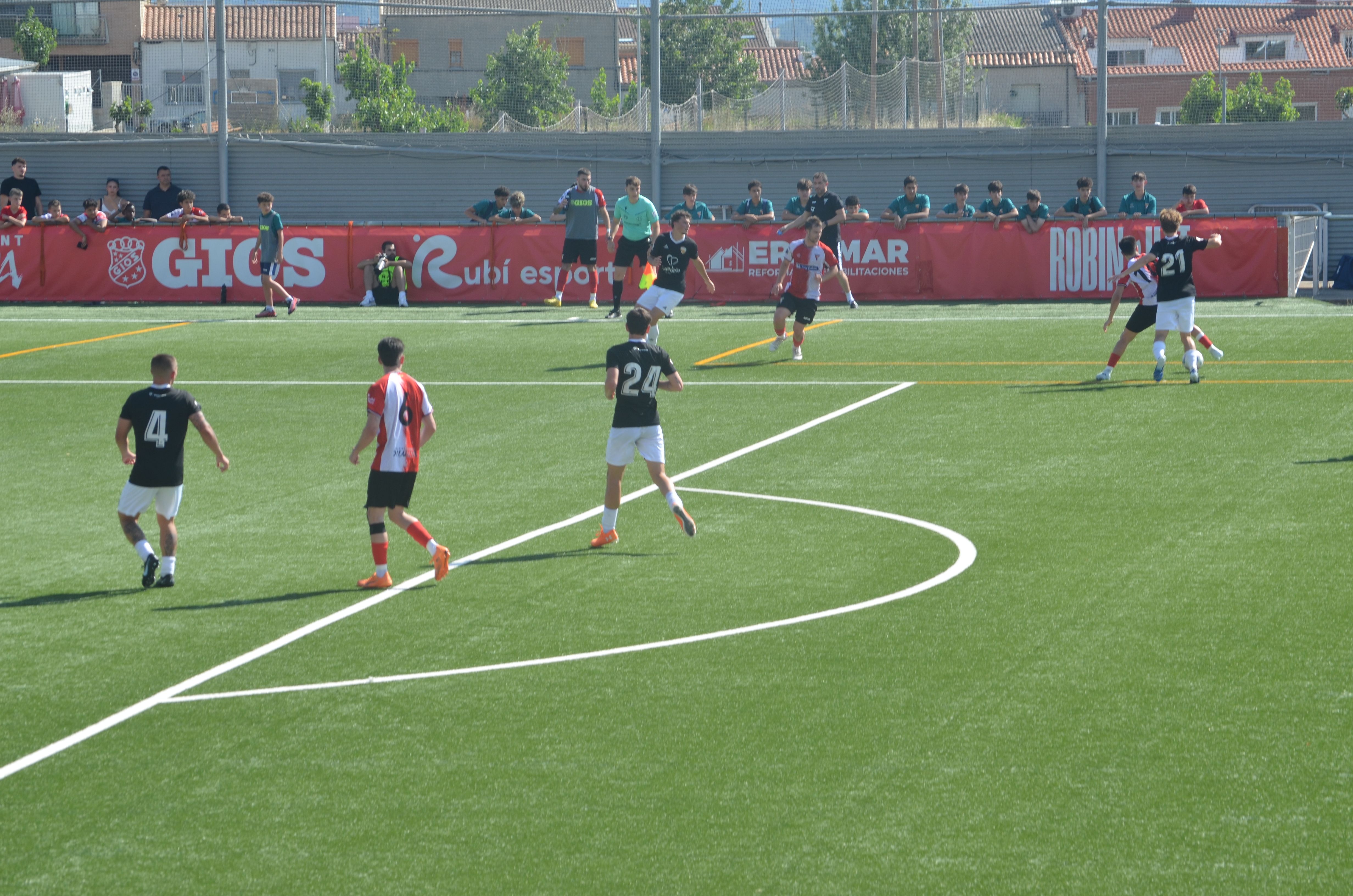 Promoció d'ascens a Tercera RFEF de la UE Rubí davant la Pobla de Mafumet FOTO: Lara López