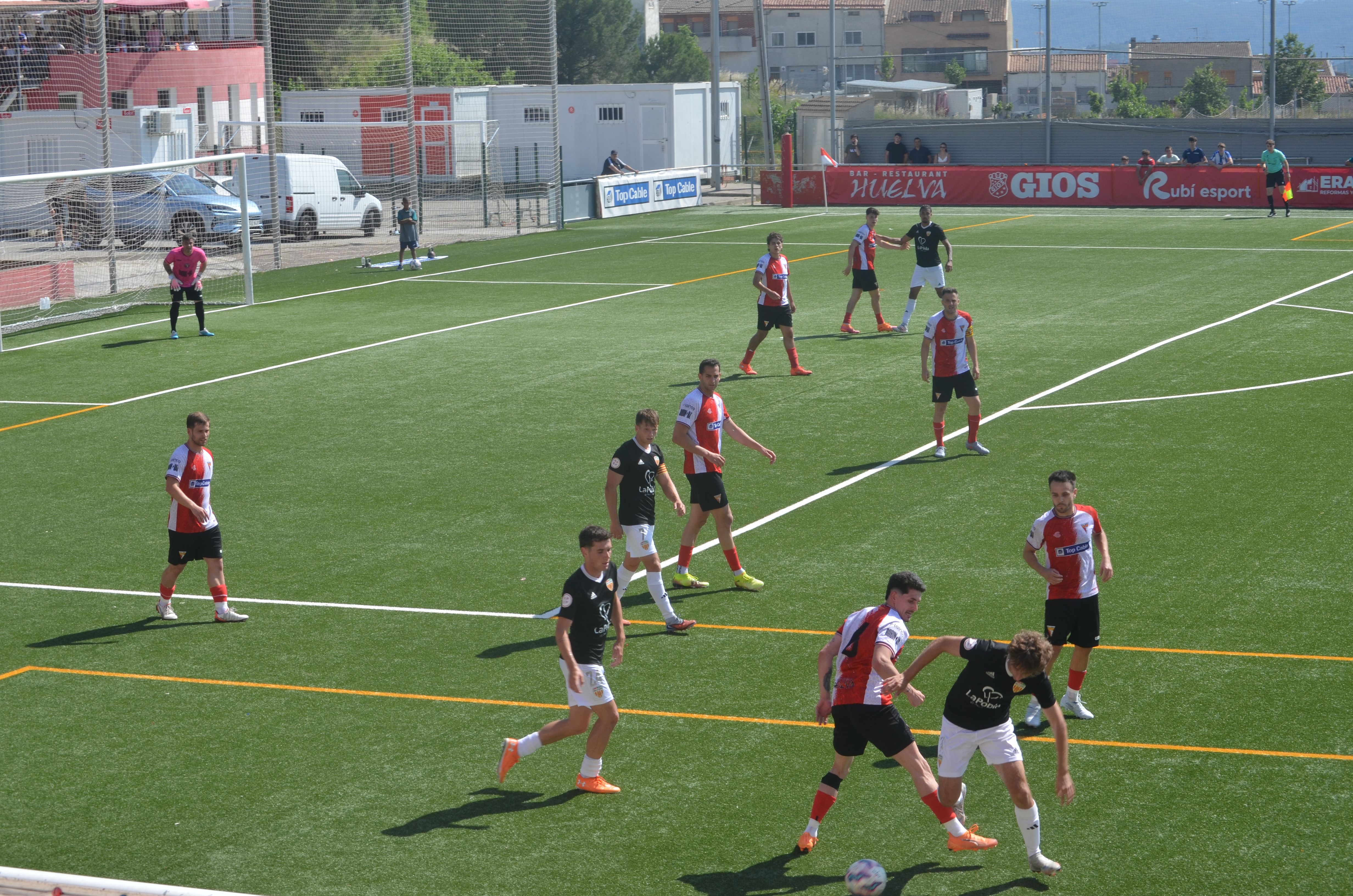 Promoció d'ascens a Tercera RFEF de la UE Rubí davant la Pobla de Mafumet FOTO: Lara López