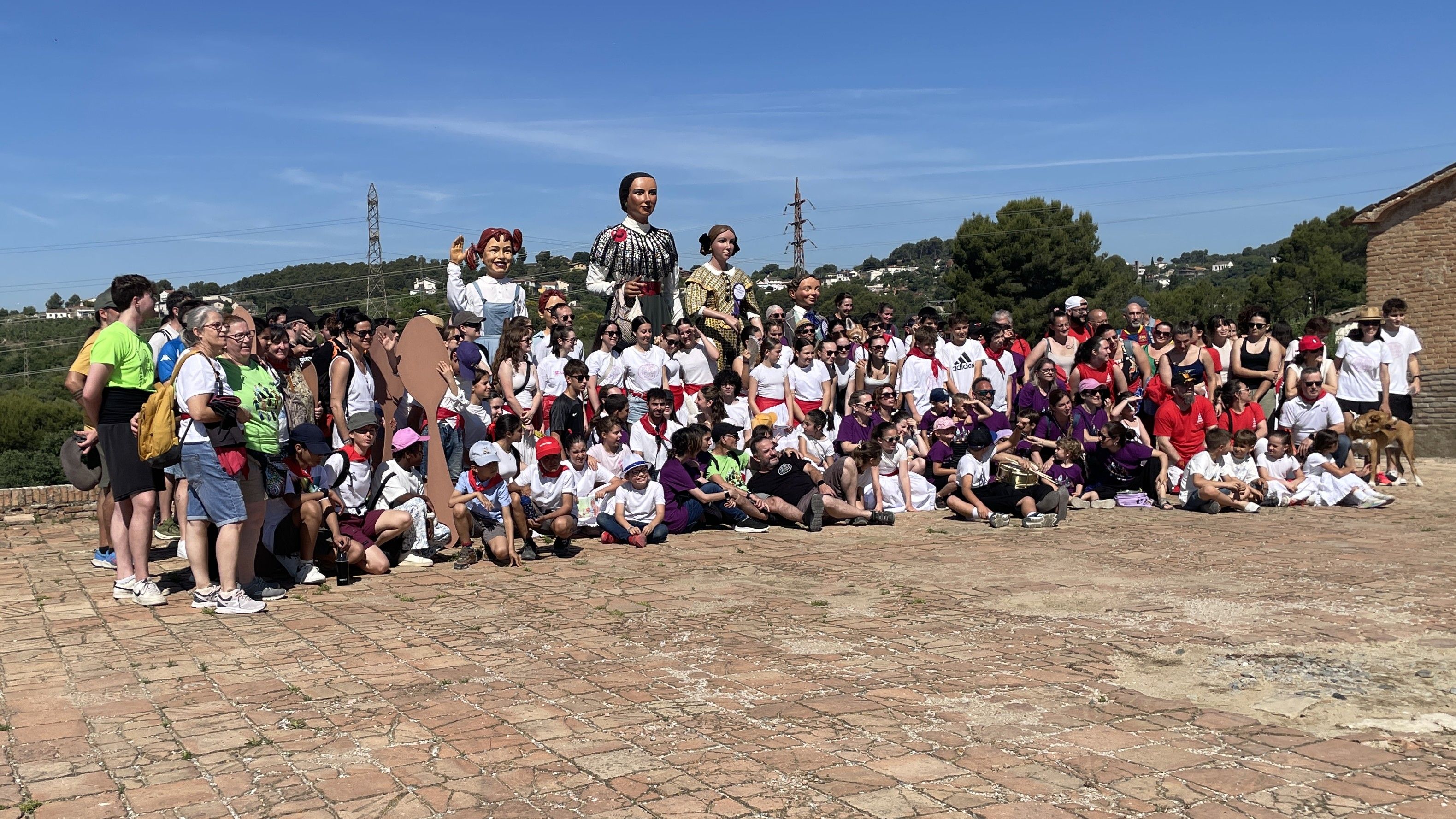 Foto de família a l'era de Can Ramoneda per la Festa dels Xatos 2026 FOTO: Marta Casas 