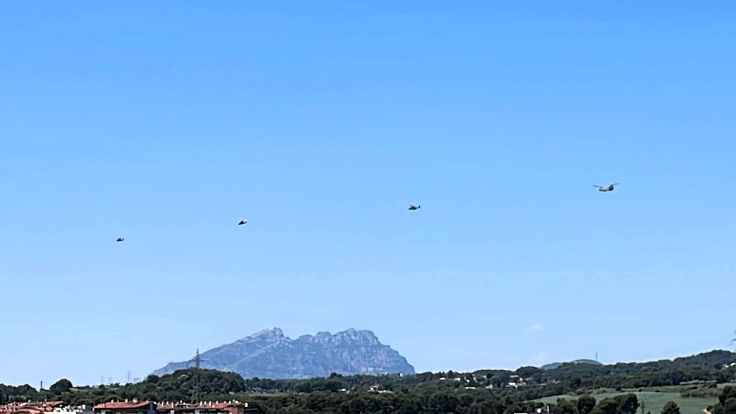 Els quatre helicòpters militars que han sobrevolat Rubí aquest dilluns FOTO: Marta Casas