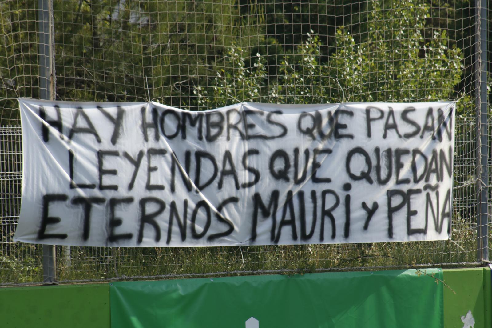 Una pancarta dedicada a Mauri i Peña, que pengen les botes FOTO: Cedida
