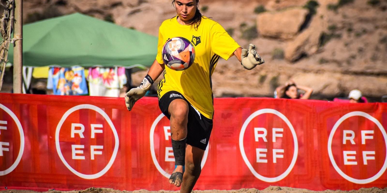 Xènia Casadó, amb la selecció absoluta de futbol platja FOTO: Ajuntament de la Pobla de Montornès