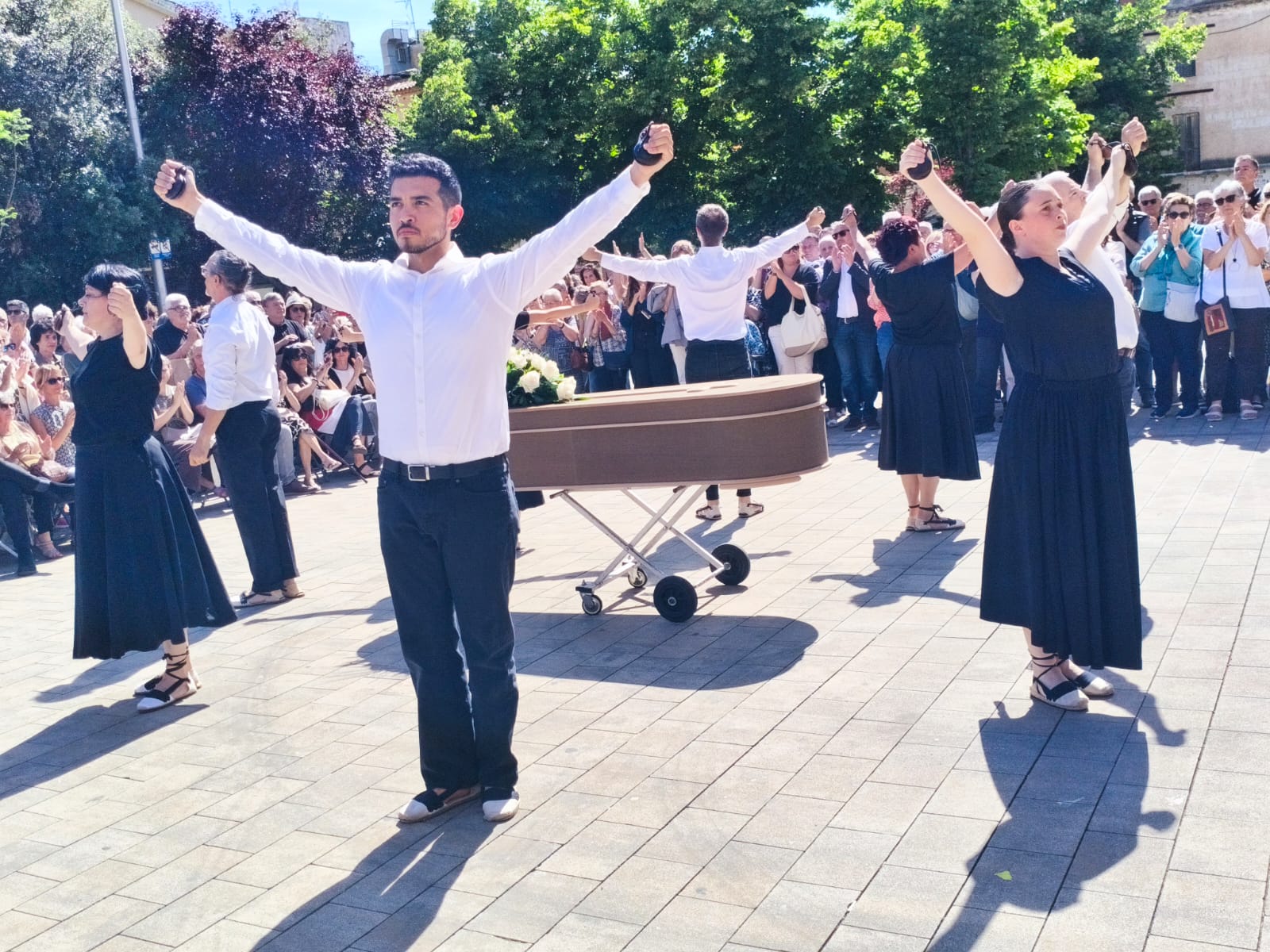 L'Esbart Dansaire interpreta el Ball del Mortitxol al voltant del cos d'Albert Sans FOTO: Cedida