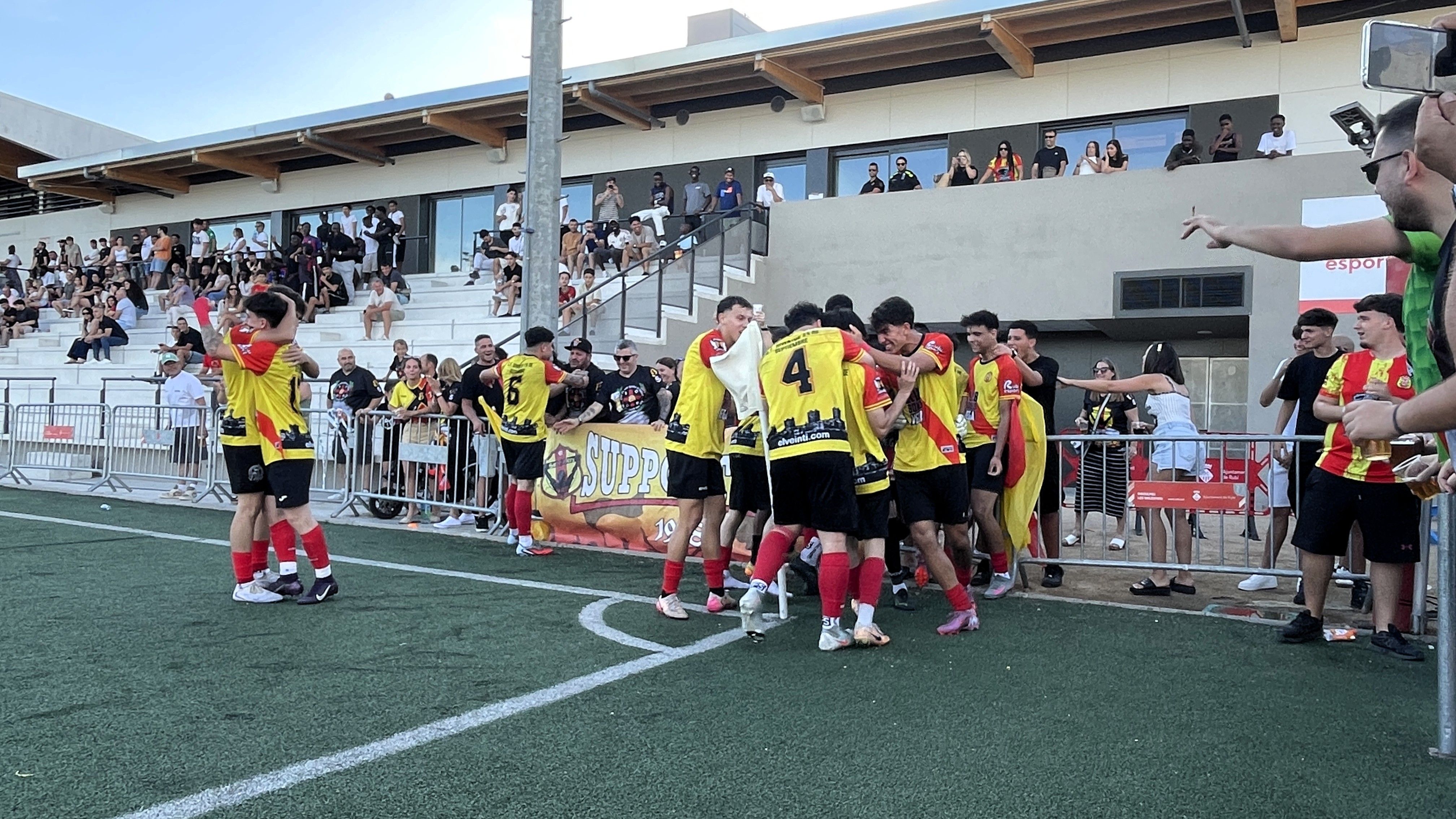 El Veinti B celebra el gol que porta l'equip a Tercera Catalana FOTO: Marta Casas