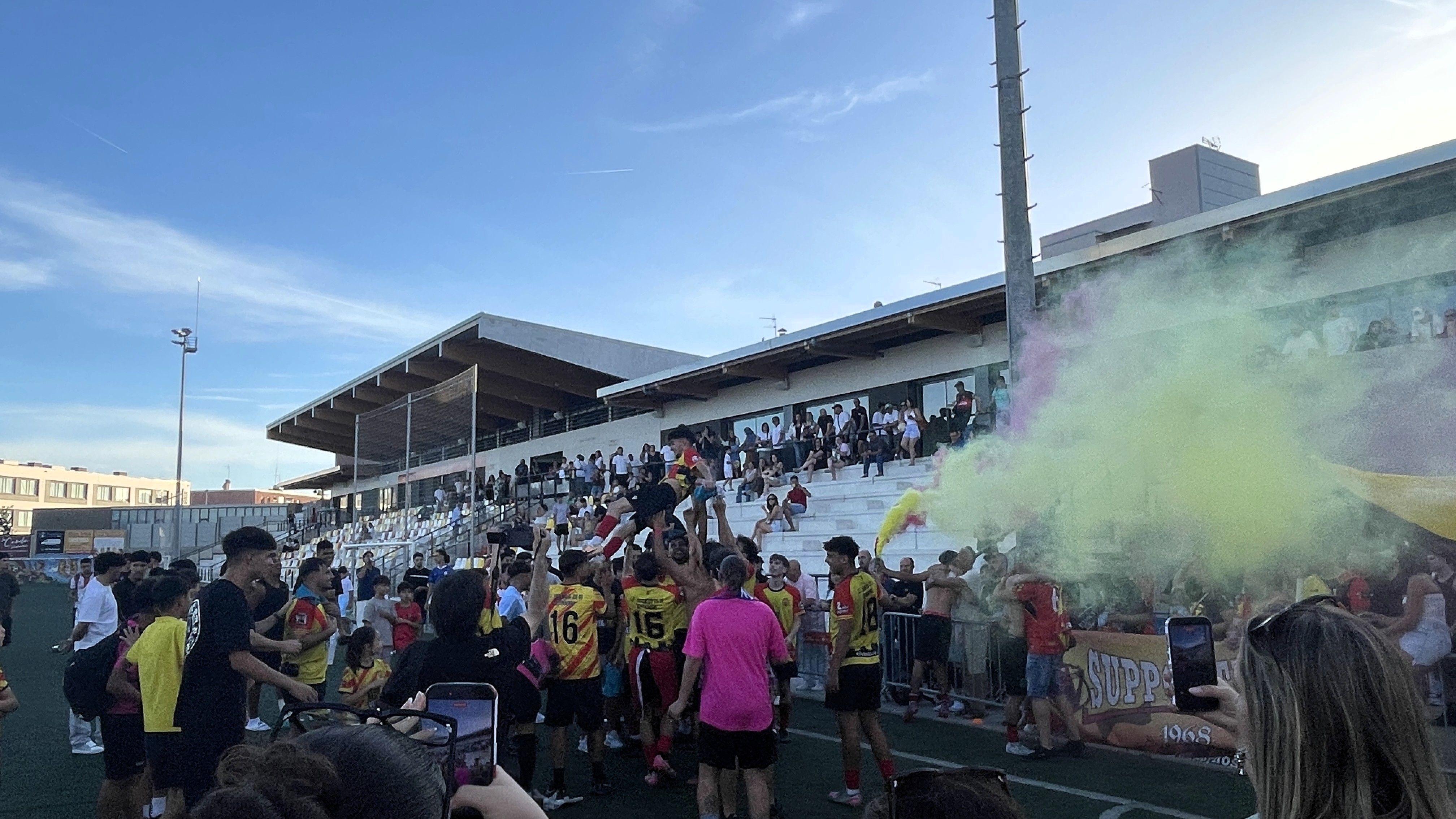 Jugadors i supporters celebren la victòria FOTO: Marta Casas