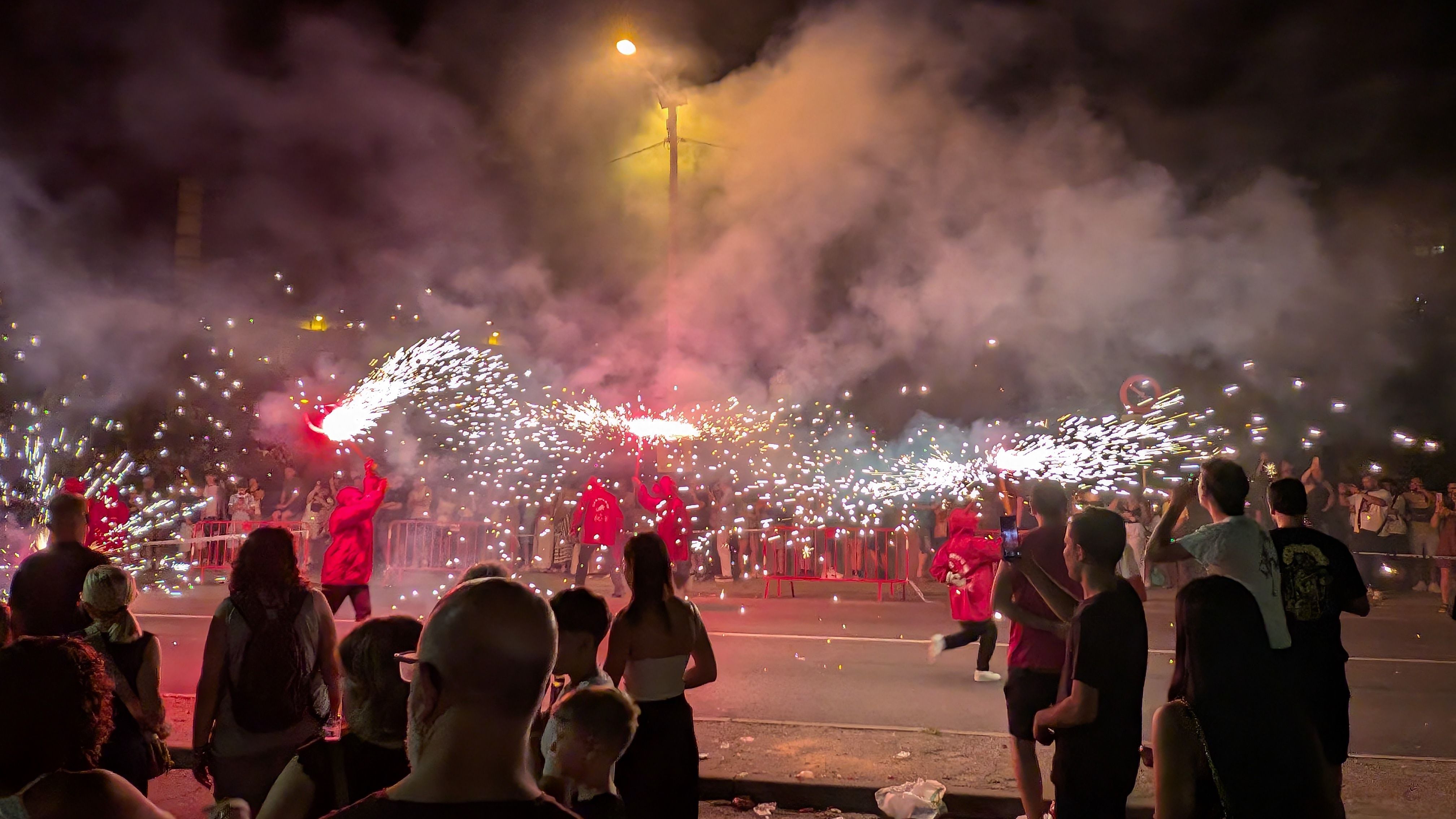 L'Escardilarre, un raval de foc previ a l'encesa de la foguera de Sant Joan FOTO: Marta Casas