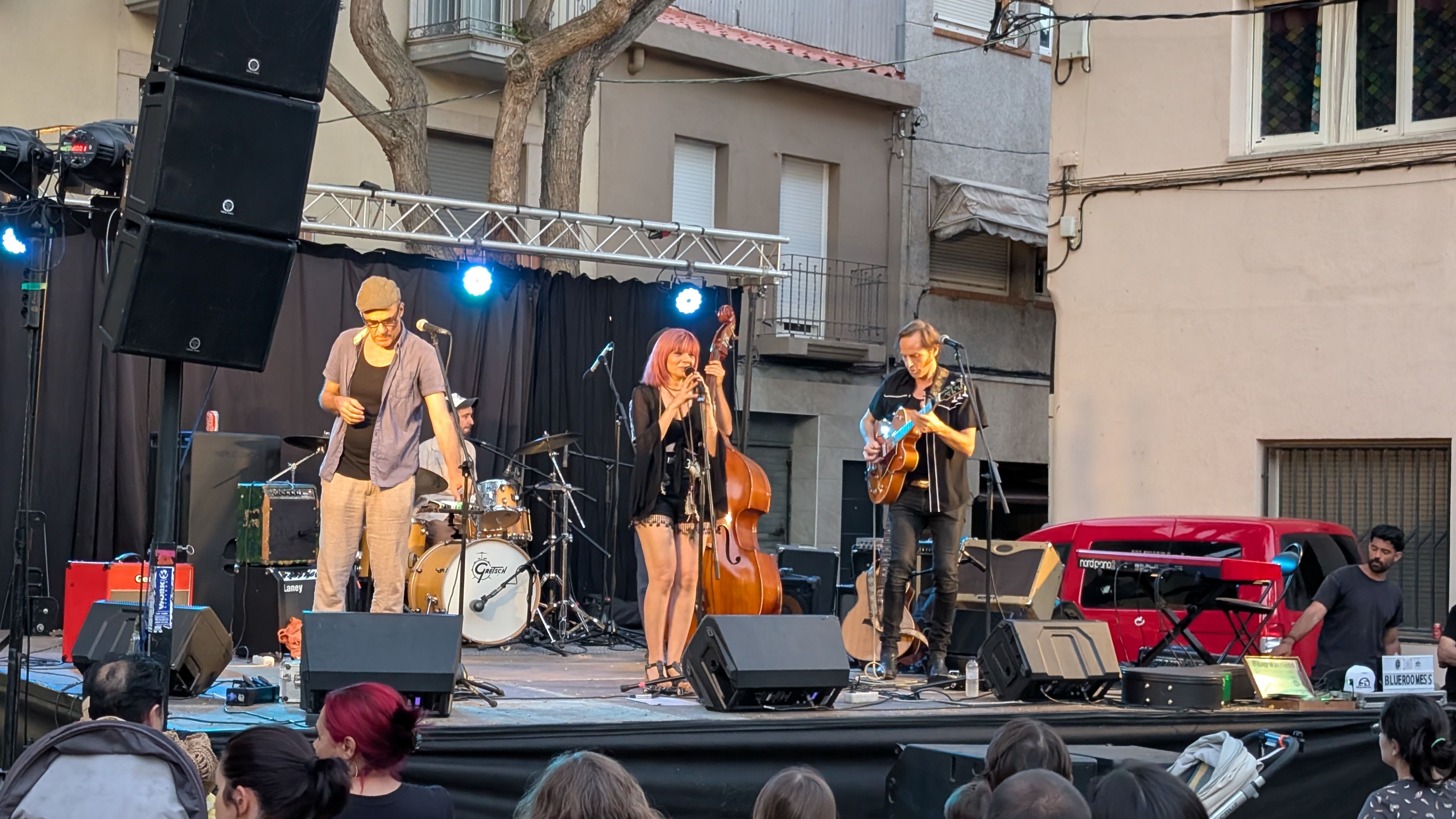 The Bluesroomess a la plaça Clavé FOTO: Marta Casas