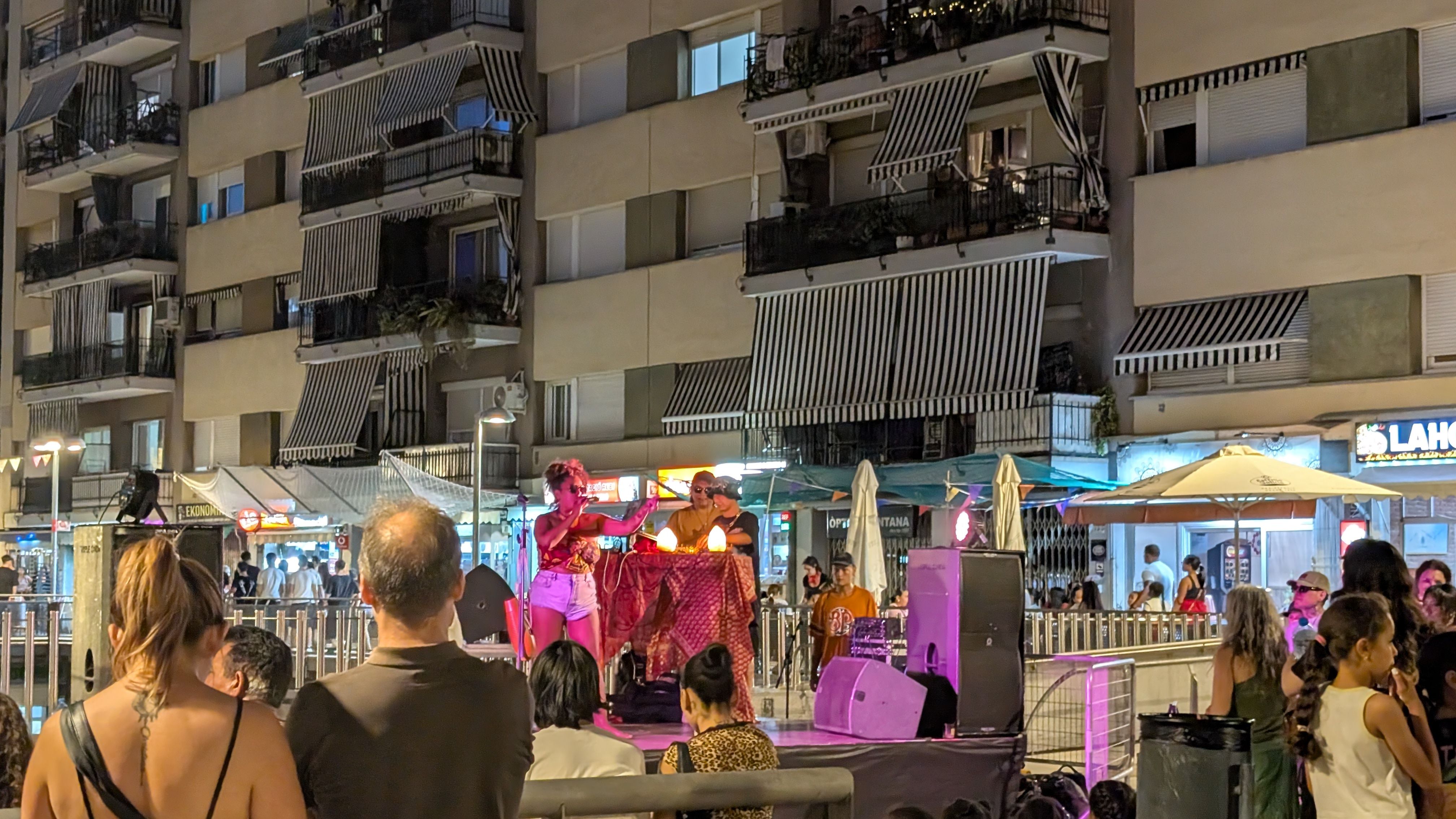 Concert de Sal de la Tierra i micro obert a la plaça de la Constitució FOTO: Marta Casas